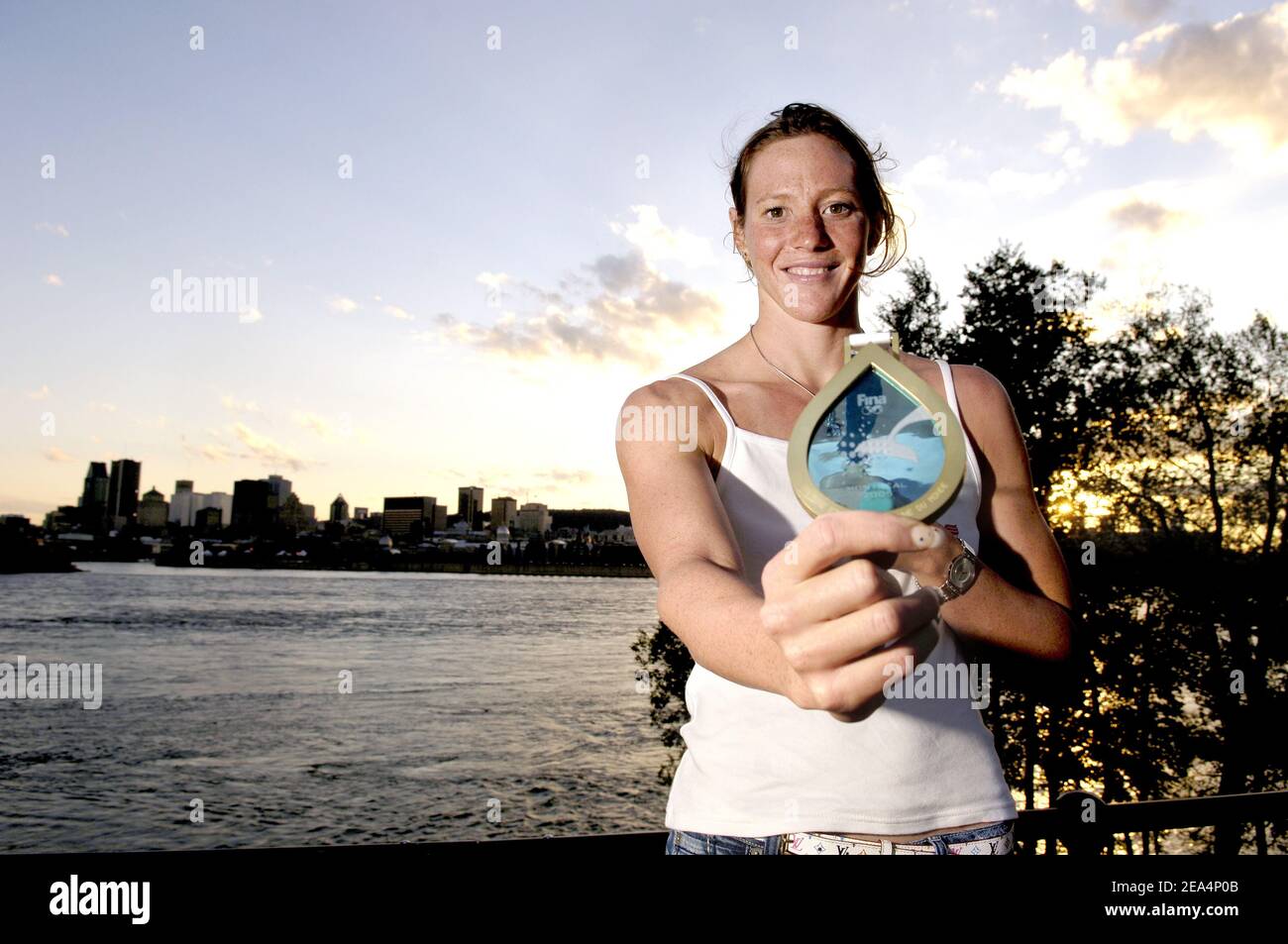 Solenne Figues, en France, a remporté sa médaille d'or à l'épreuve freestyle féminine de 200 mètres aux XI Championnats du monde de la FINA, qui se pose à Montréal, Canada, le 29 juillet 2005. Photo de Nicolas Gouhier/CAMELEON/ABACAPRESS.COM Banque D'Images