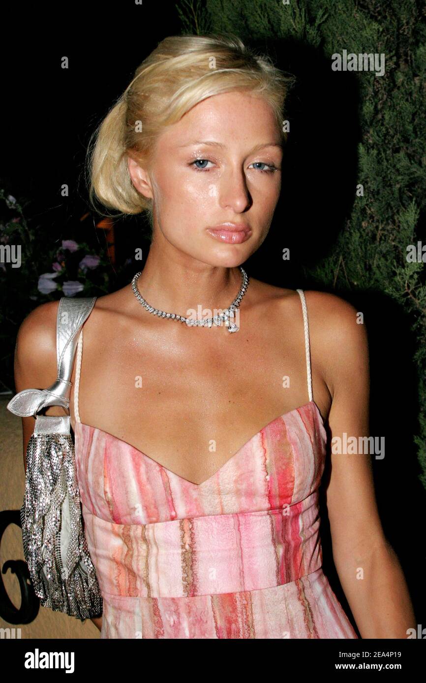 US Hotel heiress Paris Hilton pose lors du concert "CHIC" du groupe de  musique Foncky à l'hôtel "Byblos" de Saint-Tropez, France, le 28 juillet  2005. Photo de Benoit Pinguet/ABACAPRESS.COM Photo Stock -