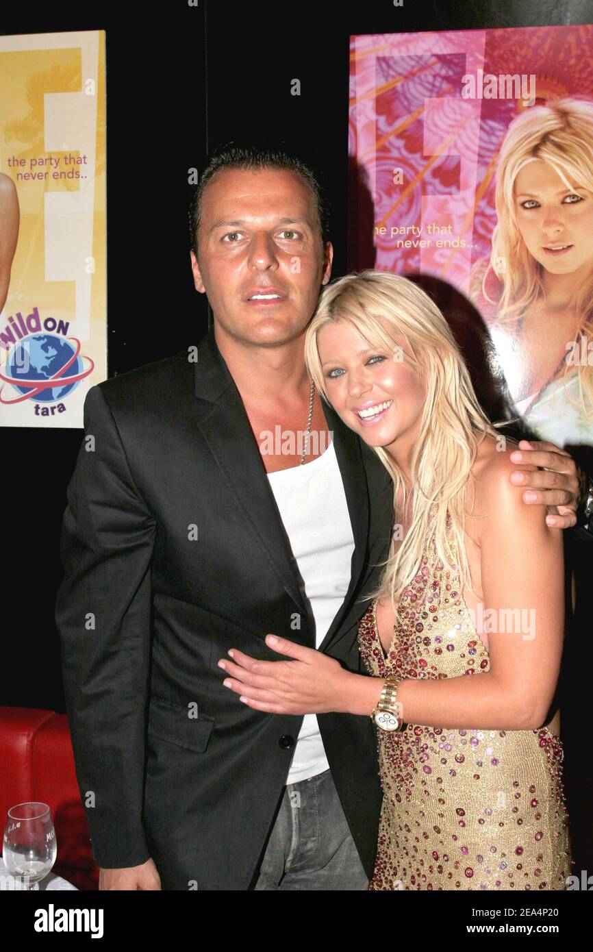 É.-U. La présentatrice et actrice télé Tara Reid pose avec le directeur de club Jean Roch pendant le « Wild on Tara E! Soirée TV organisée à la salle VIP de Saint-Tropez, dans le sud de la France, le 30 juillet 2005. Photo de Benoit Pinguet/ABACAPRESS.COM. Banque D'Images É.-U. La présentatrice et actrice télé Tara Reid pose avec le directeur de club Jean Roch pendant le « Wild on Tara E! Soirée TV organisée à la salle VIP de Saint-Tropez, dans le sud de la France, le 30 juillet 2005. Photo de Benoit Pinguet/ABACAPRESS.COM. Banque D'Images