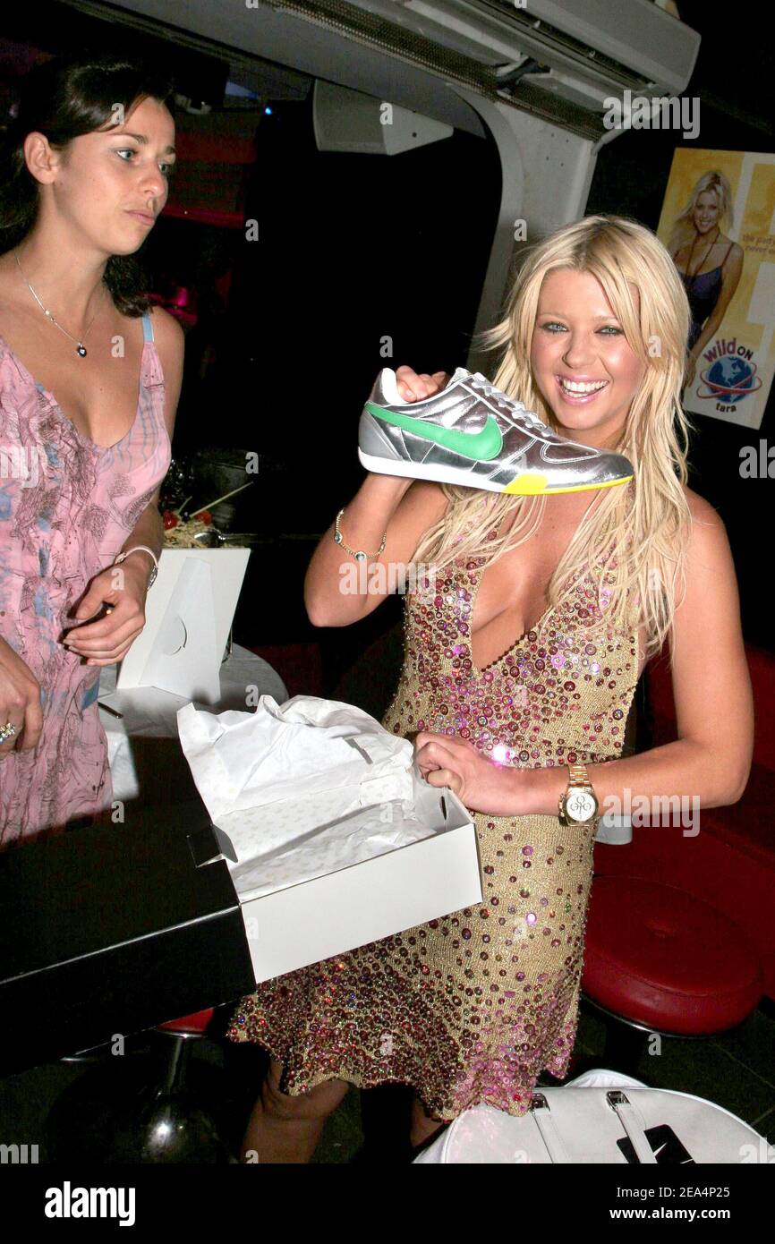 É.-U. La présentatrice et actrice de télévision Tara Reid pose dans la boutique VIP pendant son « Wild on Tara E! Soirée TV organisée à la salle VIP de Saint-Tropez, dans le sud de la France, le 30 juillet 2005. Photo de Benoit Pinguet/ABACAPRESS.COM. Banque D'Images É.-U. La présentatrice et actrice de télévision Tara Reid pose dans la boutique VIP pendant son « Wild on Tara E! Soirée TV organisée à la salle VIP de Saint-Tropez, dans le sud de la France, le 30 juillet 2005. Photo de Benoit Pinguet/ABACAPRESS.COM. Banque D'Images