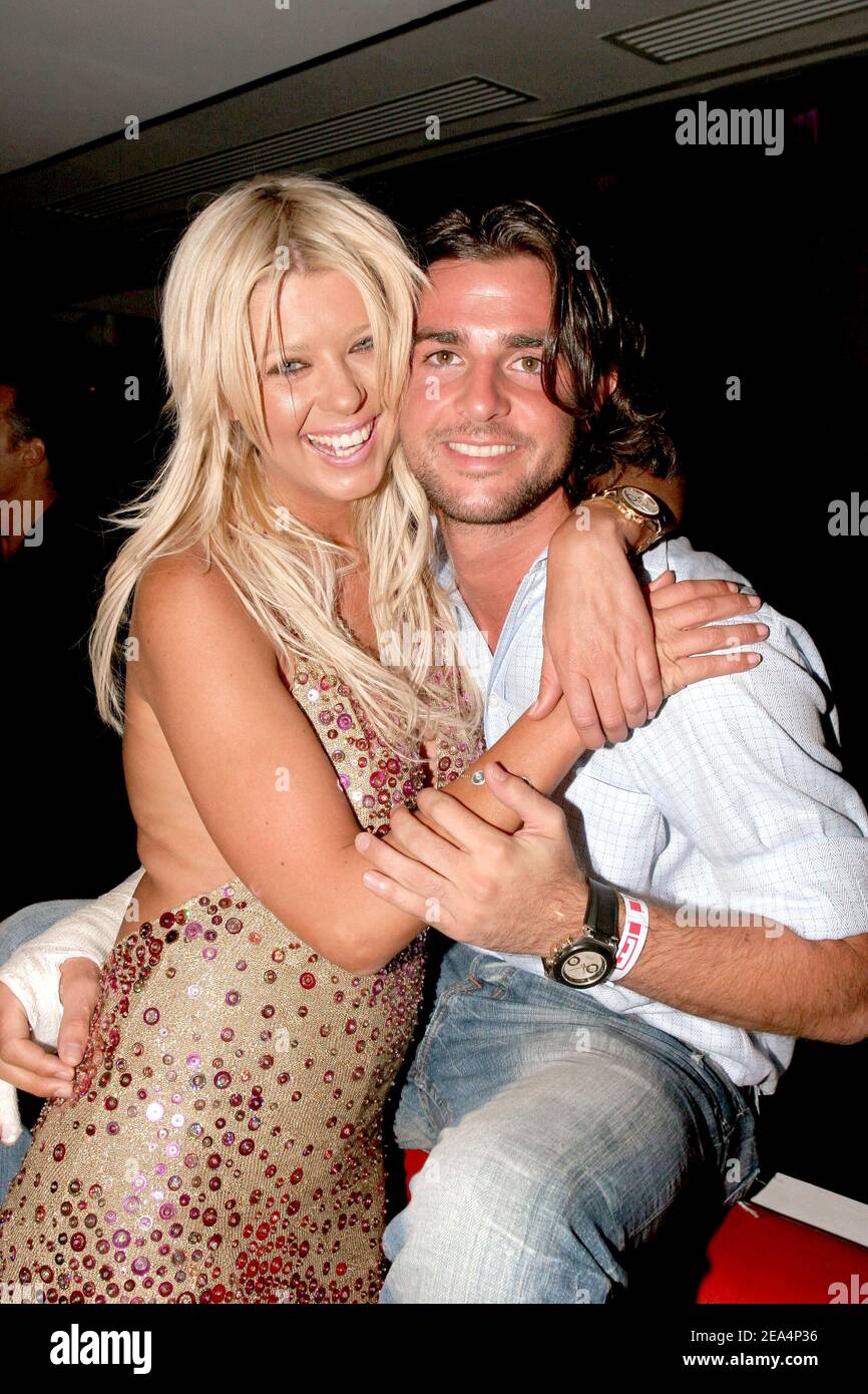 É.-U. La présentatrice et actrice télé Tara Reid pose avec son petit ami lors de son « Wild on Tara E! Soirée TV organisée à la salle VIP de Saint-Tropez, dans le sud de la France, le 30 juillet 2005. Photo de Benoit Pinguet/ABACAPRESS.COM. Banque D'Images É.-U. La présentatrice et actrice télé Tara Reid pose avec son petit ami lors de son « Wild on Tara E! Soirée TV organisée à la salle VIP de Saint-Tropez, dans le sud de la France, le 30 juillet 2005. Photo de Benoit Pinguet/ABACAPRESS.COM. Banque D'Images