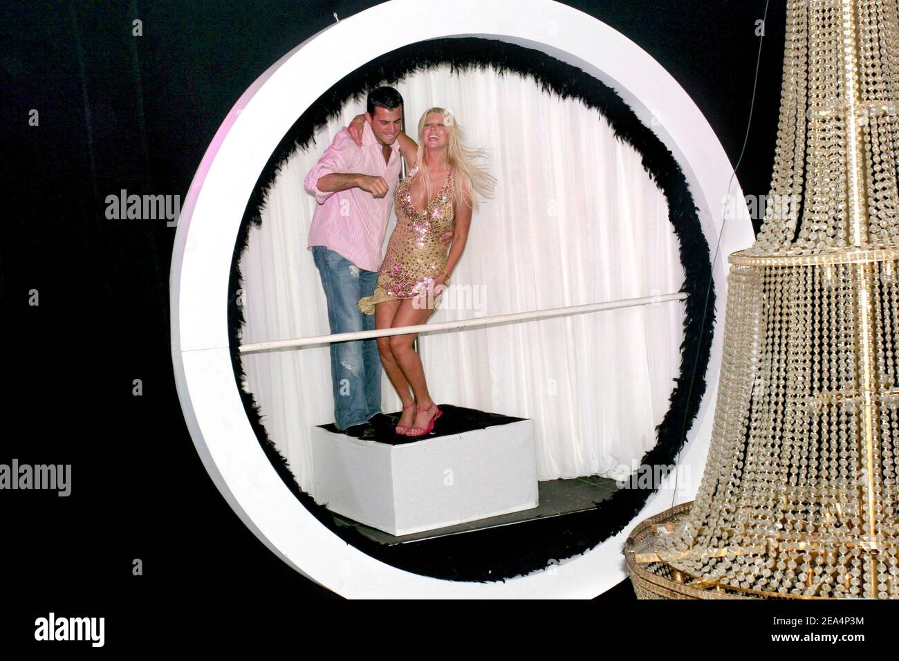 É.-U. La présentatrice et actrice télé Tara Reid danse avec un ami pendant le « Wild on Tara E! Soirée TV organisée à la salle VIP de Saint-Tropez, dans le sud de la France, le 30 juillet 2005. Photo de Benoit Pinguet/ABACAPRESS.COM. Banque D'Images É.-U. La présentatrice et actrice télé Tara Reid danse avec un ami pendant le « Wild on Tara E! Soirée TV organisée à la salle VIP de Saint-Tropez, dans le sud de la France, le 30 juillet 2005. Photo de Benoit Pinguet/ABACAPRESS.COM. Banque D'Images