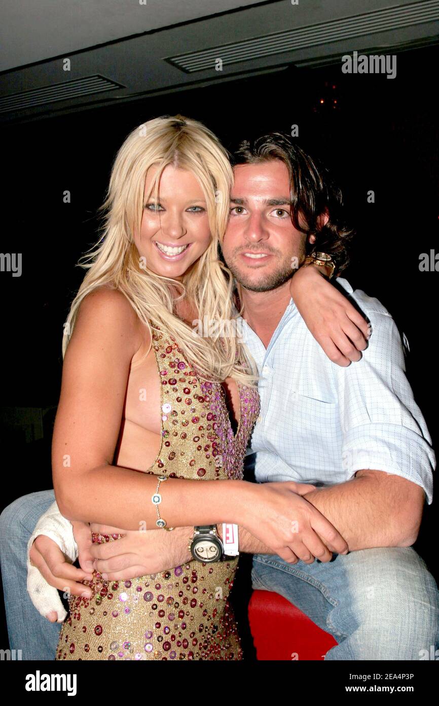 É.-U. La présentatrice et actrice télé Tara Reid pose avec son petit ami lors de son « Wild on Tara E! Soirée TV organisée à la salle VIP de Saint-Tropez, dans le sud de la France, le 30 juillet 2005. Photo de Benoit Pinguet/ABACAPRESS.COM. Banque D'Images É.-U. La présentatrice et actrice télé Tara Reid pose avec son petit ami lors de son « Wild on Tara E! Soirée TV organisée à la salle VIP de Saint-Tropez, dans le sud de la France, le 30 juillet 2005. Photo de Benoit Pinguet/ABACAPRESS.COM. Banque D'Images