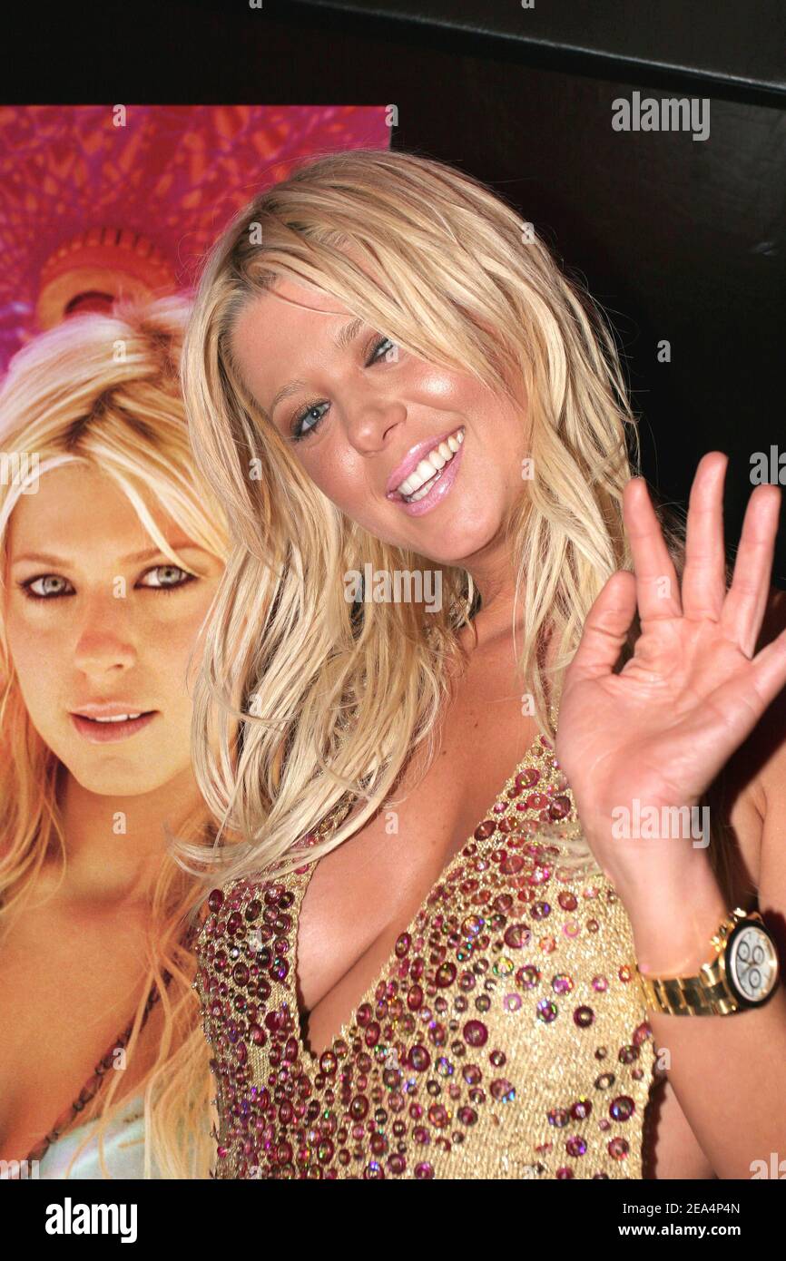 É.-U. La présentatrice et actrice télé Tara Reid pose pendant son « Wild on Tara E! Soirée TV organisée à la salle VIP de Saint-Tropez, dans le sud de la France, le 30 juillet 2005. Photo de Benoit Pinguet/ABACAPRESS.COM. Banque D'Images É.-U. La présentatrice et actrice télé Tara Reid pose pendant son « Wild on Tara E! Soirée TV organisée à la salle VIP de Saint-Tropez, dans le sud de la France, le 30 juillet 2005. Photo de Benoit Pinguet/ABACAPRESS.COM. Banque D'Images