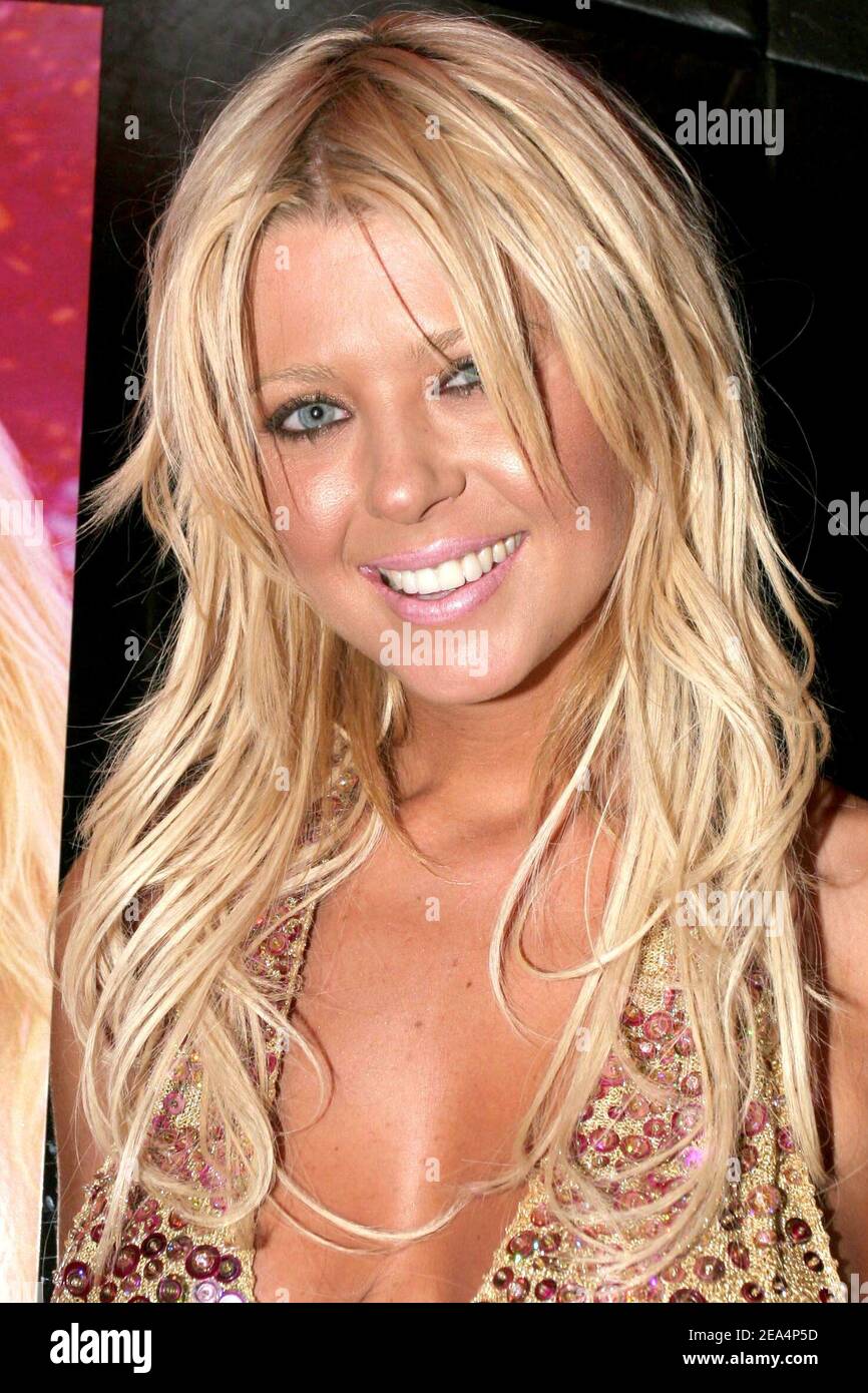 É.-U. La présentatrice et actrice télé Tara Reid pose pendant son « Wild on Tara E! Soirée TV organisée à la salle VIP de Saint-Tropez, dans le sud de la France, le 30 juillet 2005. Photo de Benoit Pinguet/ABACAPRESS.COM. Banque D'Images É.-U. La présentatrice et actrice télé Tara Reid pose pendant son « Wild on Tara E! Soirée TV organisée à la salle VIP de Saint-Tropez, dans le sud de la France, le 30 juillet 2005. Photo de Benoit Pinguet/ABACAPRESS.COM. Banque D'Images