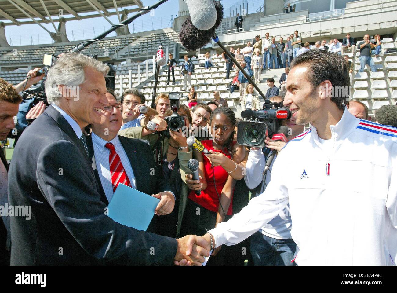 Le Premier ministre français Dominique de Villepin avec le ministre des Sports Jean-François Lamour et le président de la Fédération française d'Athlétisme Bernard Amsalem, visite les athlètes de l'équipe française d'Athlétisme au stade Charletty à Paris, France, le 2 août 2005, Les encourager à l'approche des Championnats du monde 2005 de l'IAAF qui se tiendront à Helsinki, dans le Finnland, du 6 au 14 août. Photo de Laurent Zabulon/Cameleon/ABACAPRESS.COM. Banque D'Images