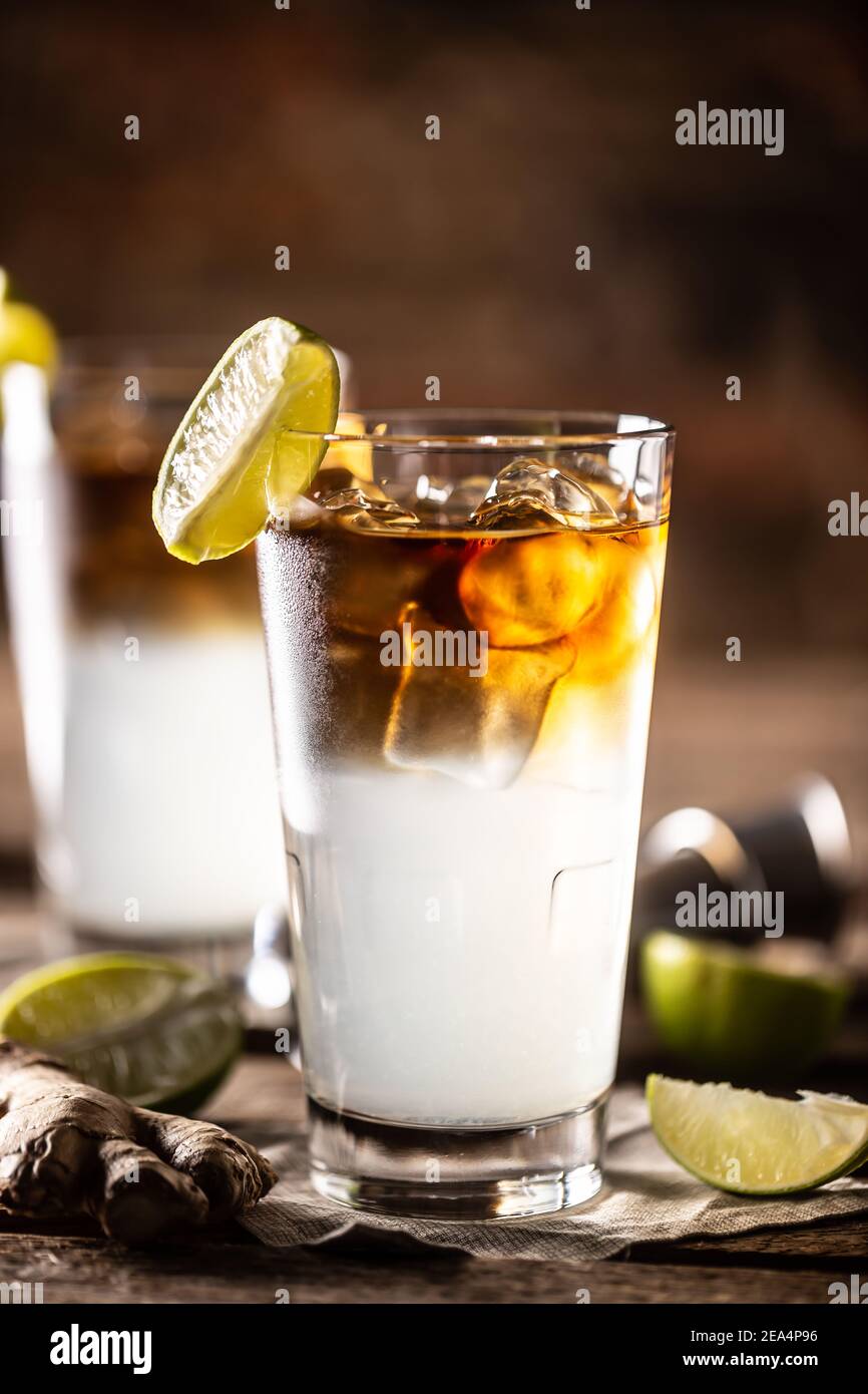 Cocktail de High ball Dark n Stormy servi comme une longue boisson avec du rhum, du jus de citron vert frais et de la bière au gingembre. Banque D'Images