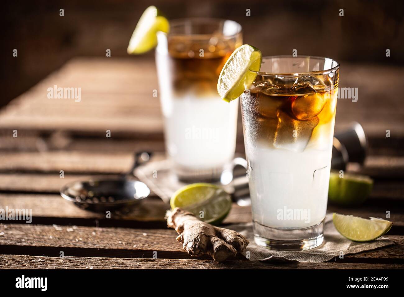 Cocktail de High ball Dark n Stormy servi comme une longue boisson avec du rhum, du jus de citron vert frais et de la bière au gingembre. Banque D'Images