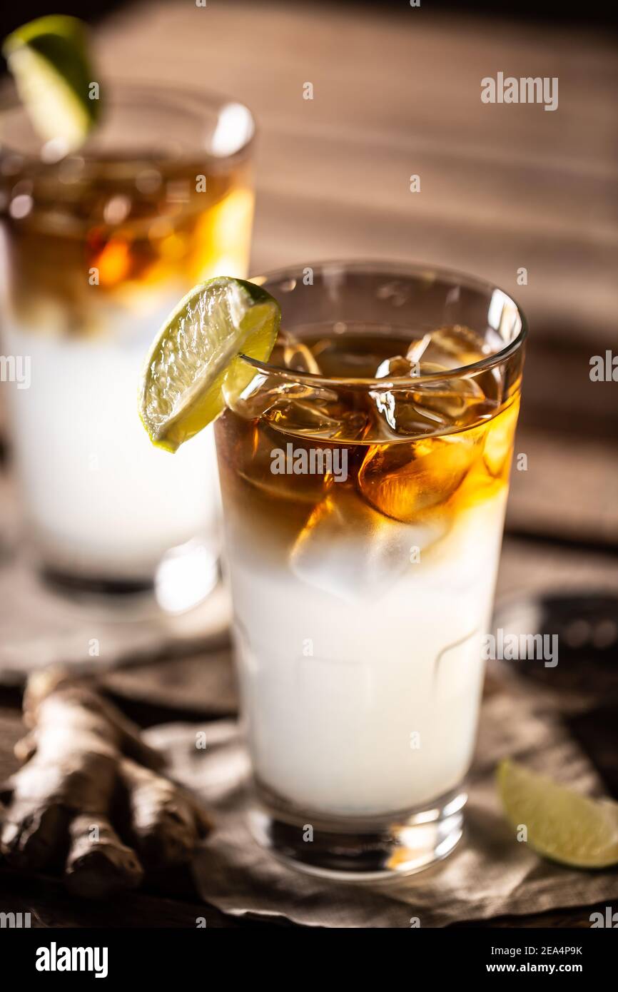 Cocktail de High ball Dark n Stormy servi comme une longue boisson avec du rhum, du jus de citron vert frais et de la bière au gingembre. Banque D'Images