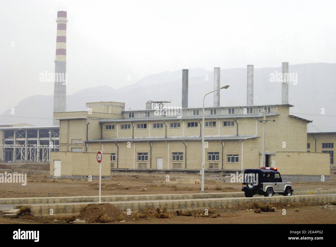 Vue extérieure de l'installation de conversion de l'uranium (UCF) à Isfahan (Iran), le 20 novembre 2004. L'Iran a déclaré que le traitement nucléaire va reprendre mercredi à la centrale d'Ispahan, la plus grande du genre dans le pays. La France, la Grande-Bretagne et l'Allemagne ont averti l'Iran d'une crise internationale majeure si le pays poursuit ses projets. Photo par ABACAPRESS.COM Banque D'Images