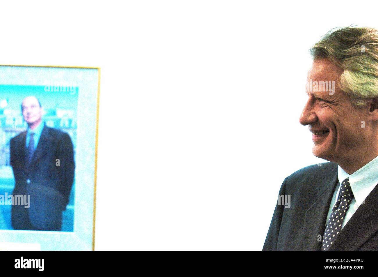 Le Premier ministre français Dominique de Villepin à côté d'une photo du président Jacques Chirac lors d'une visite à l'hôtel de ville d'Arradon, près de vannes, dans l'ouest de la France, le 5 août 2005. Le premier ministre est actuellement en vacances avec sa famille dans la région. Photo de Bruno Klein/ABACAPRESS.COM Banque D'Images