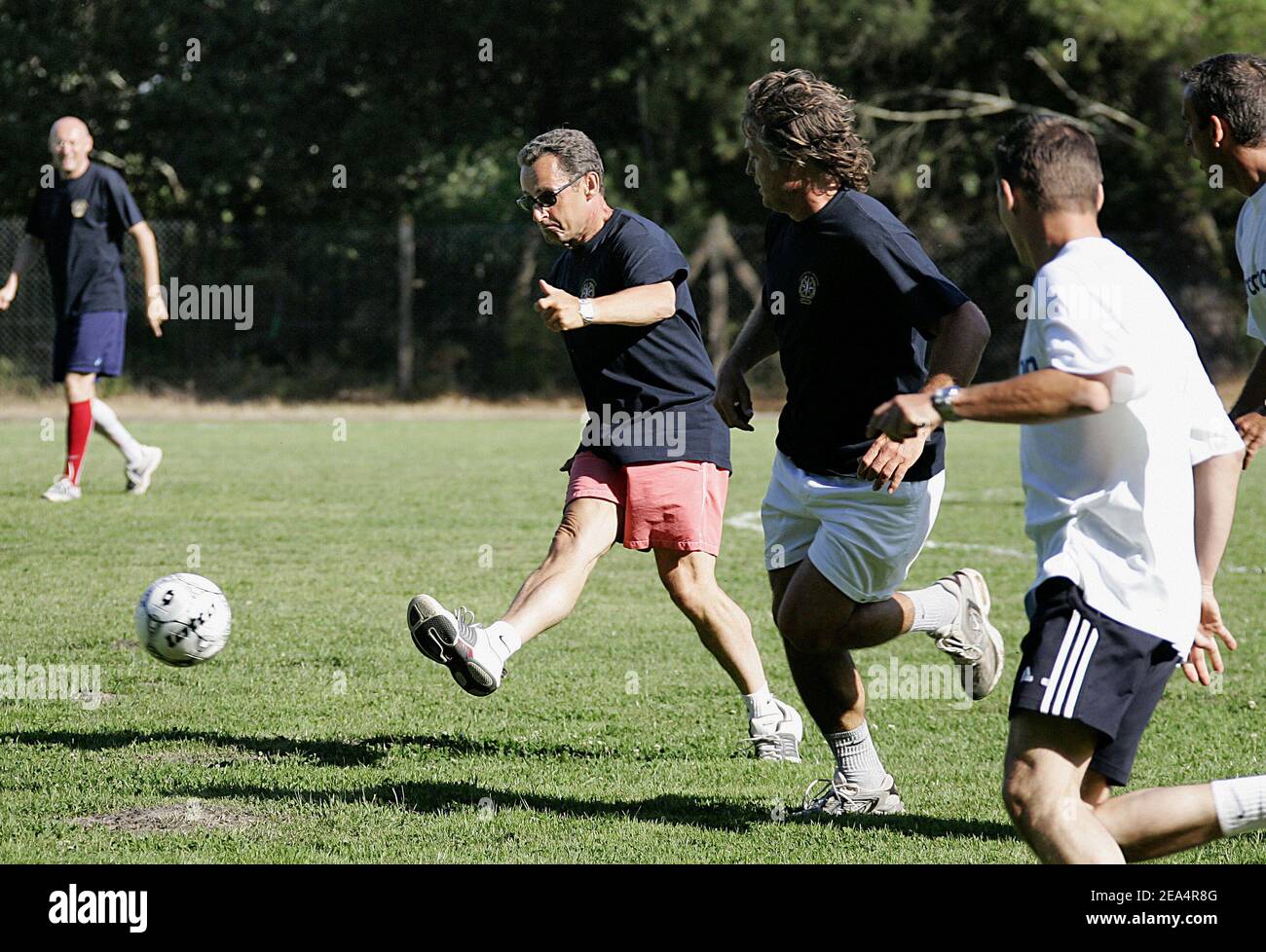 Le ministre français de l'intérieur Nicolas Sarkozy avec son fils Louis et des célébrités comme le chanteur Pascal Obispo, l'ancien joueur de football Jean-Pierre Papin, l'entraîneur national français de rugby Bernard Laporte, l'ancien joueur de rugby Denis Charvet, le maire d'Arcachon Yves Foulon et l'ancien ministre Patrick Devedjian en qualité d'arbitre, Participe à un match de football amical lors de ses vacances à Arcachon, dans le sud-ouest de la France, le 11 août 2005. L'équipe de Sarkozy a remporté le match 2-0 grâce à son fils Louis et Jean-Pierre Papin. Photo de Patrick Bernard/ABACAPRESS.COM. Banque D'Images