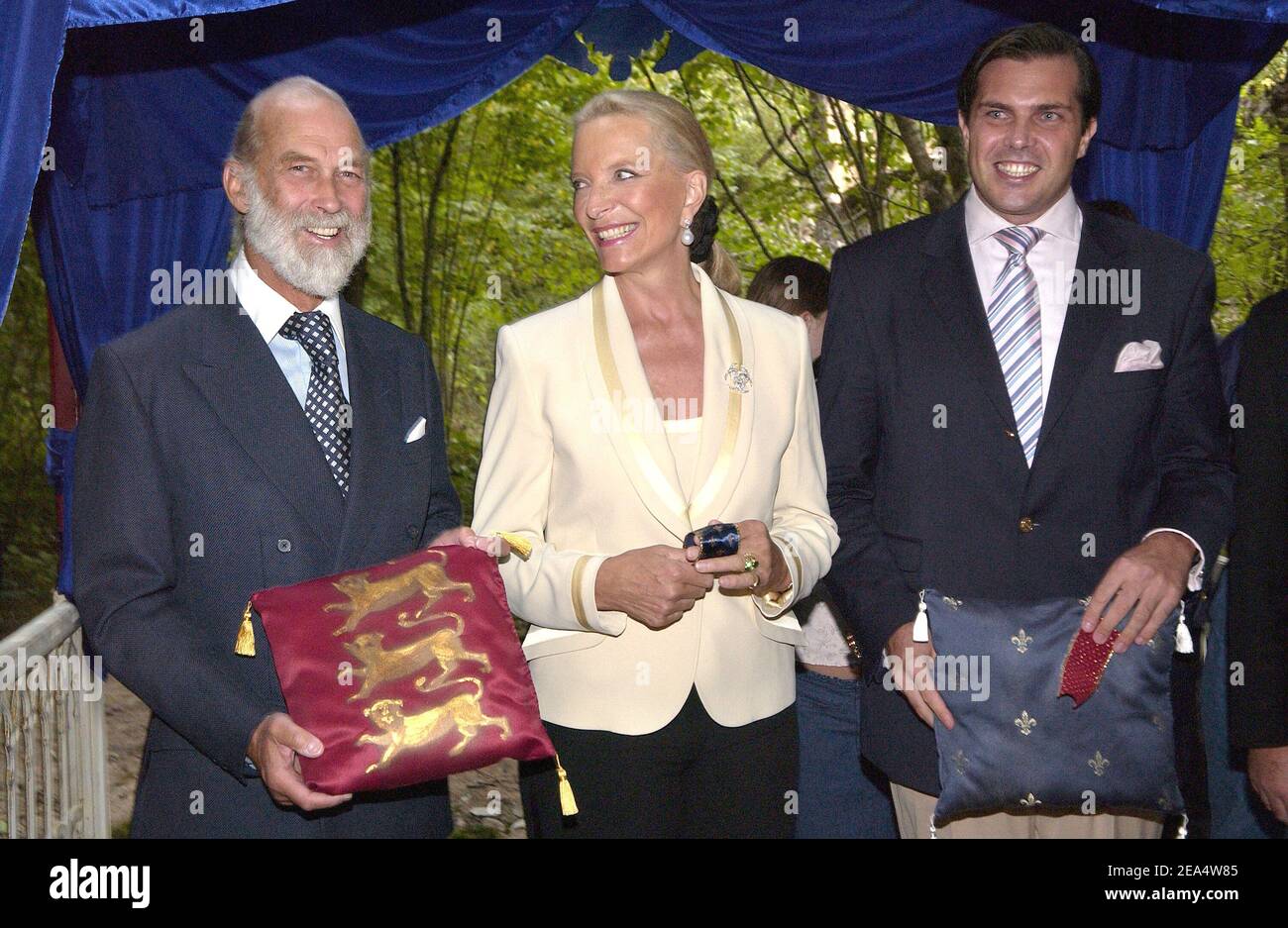 HRH Michael de Kent et son épouse son Altesse Royale la princesse Michael de Kent (Marie-Christine Anne Agnes Hedwig Ida Windsor) et Charles Philippe d'Orléans assistent à l'inauguration d'un petit pont nommé d'après la princesse lors du festival de la forêt du livre à Chanceaux -PRS Loches, centre de la France, Une très célèbre rencontre d'écrivains organisée par la romantique Gonzague St bris le 27 août 2005. Photo de Bruno Klein/ABACAPRESS.COM. Banque D'Images