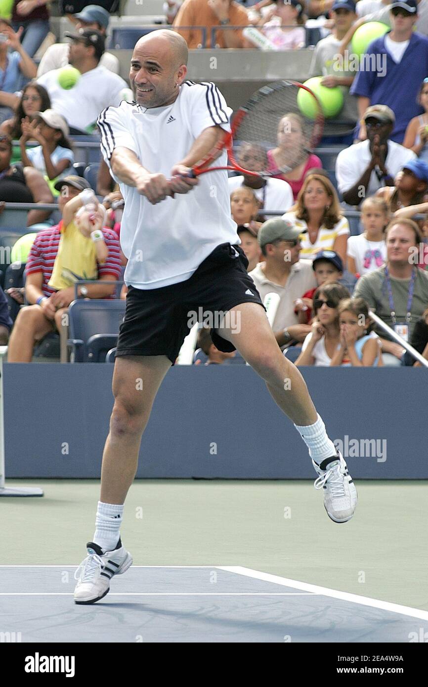 Andre Agassi joue dans un jeu d'exposition lors de la Journée des enfants Arthur Ashe 2005 au centre de tennis USTA à Queens, NY, le 27 août 2005. La Journée des enfants Arthur Ashe s'inscrit dans le cadre des célébrations de lancement de l'US tennis Open qui se tiendra du 29 août au 11 septembre 2005 au centre de tennis de l'USTA. Photo de William Gratz/ABACAPRESS.COM Banque D'Images