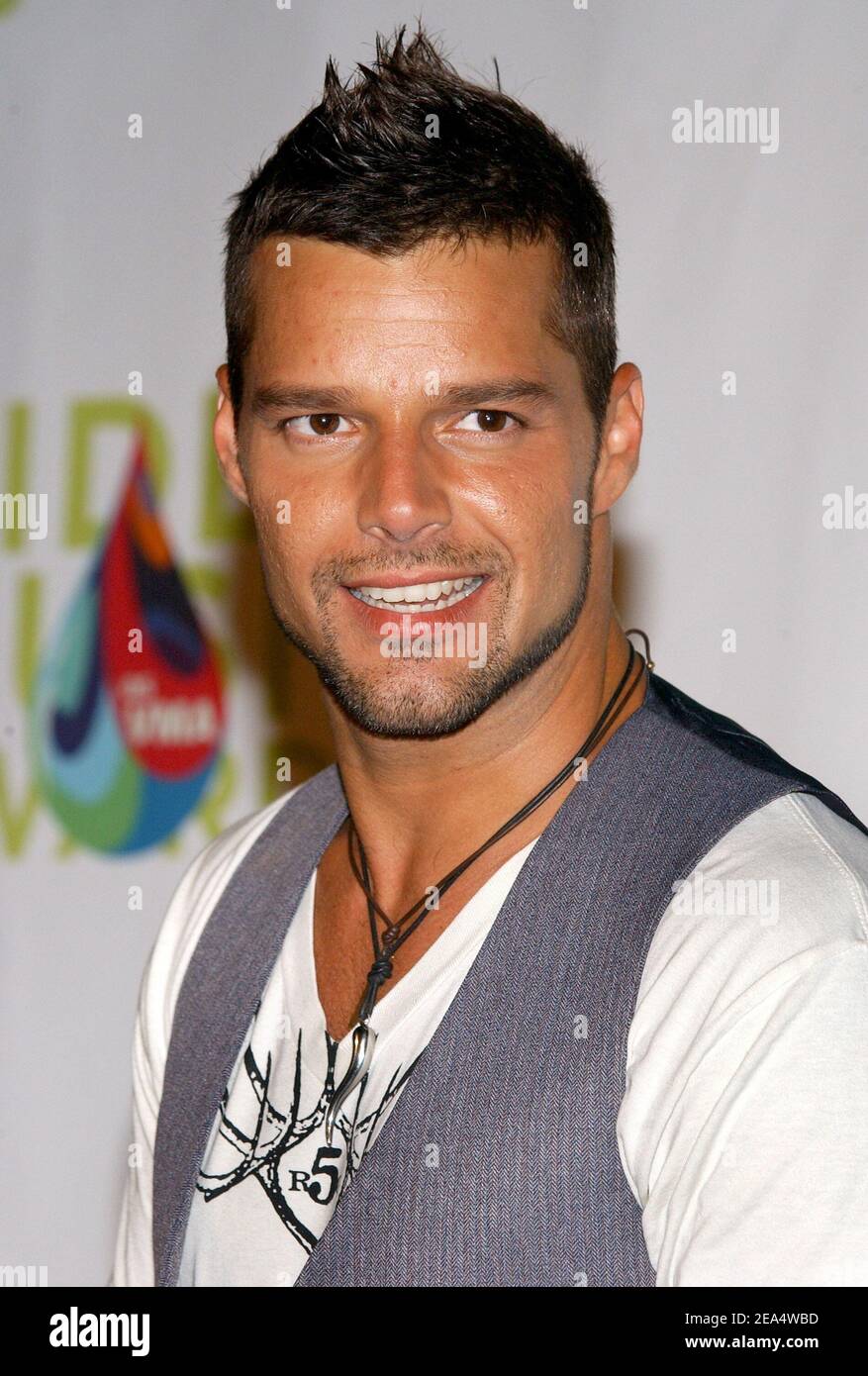 Ricky Martin pose dans la salle de presse aux MTV Video Music Awards 2005 qui se tiennent à l'American Airlines Arena dans le centre-ville de Miami, FL, USA, le dimanche 28 août 2005. Photo de Nicolas Khayat/ABACAPRESS.COM Banque D'Images