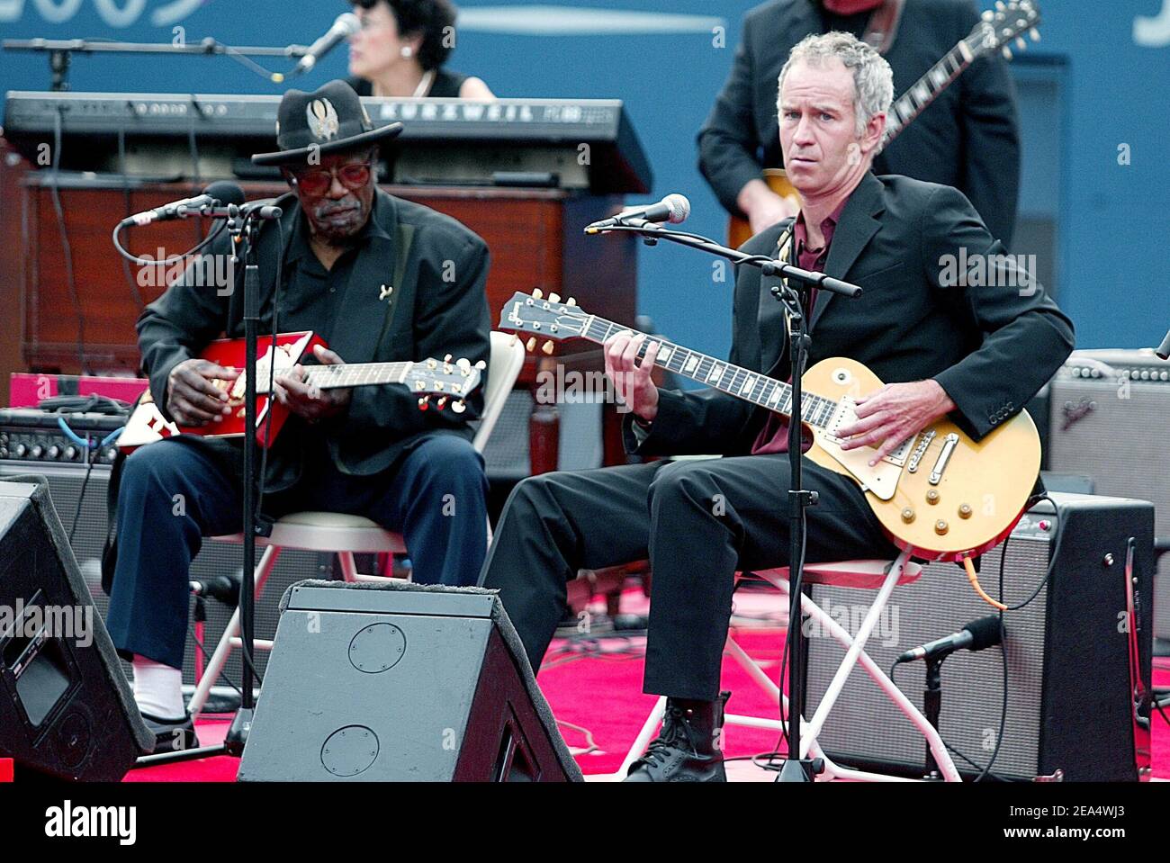 Le musicien, Bo Diddley et l'ancien joueur de tennis John McEnroe jouent de la guitare lors des cérémonies de la nuit d'ouverture du tournoi de tennis américain Open 2005 à Flushing Meadows à New York, NY, USA, le 29 août 2005. Photo de William Gratz/ABACAPRESS.COM Banque D'Images