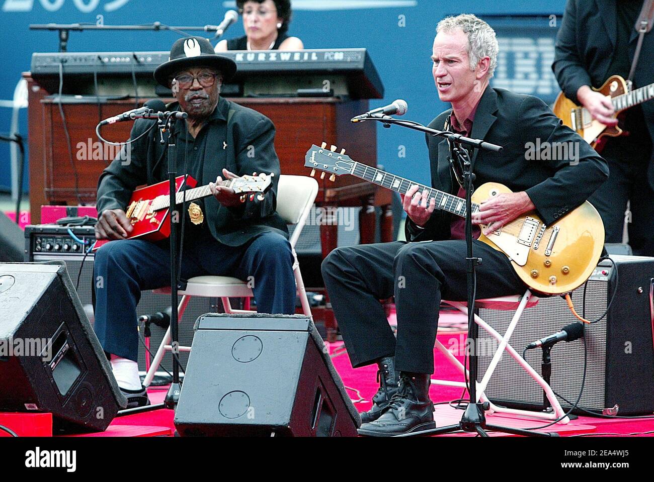 Le musicien, Bo Diddley et l'ancien joueur de tennis John McEnroe jouent de la guitare lors des cérémonies de la nuit d'ouverture du tournoi de tennis américain Open 2005 à Flushing Meadows à New York, NY, USA, le 29 août 2005. Photo de William Gratz/ABACAPRESS.COM Banque D'Images
