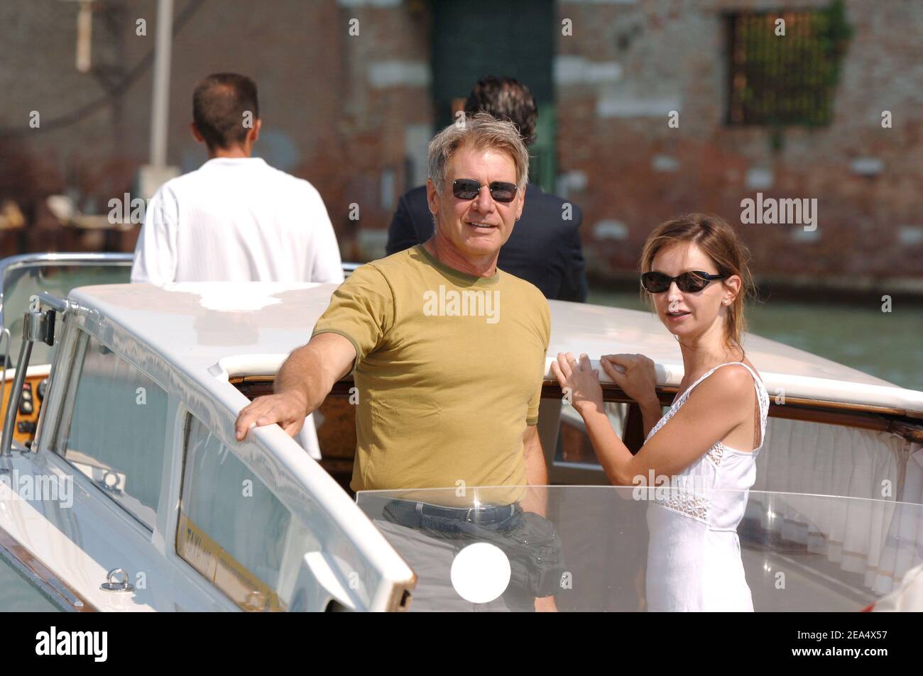 Harrison Ford et sa petite amie Calista Flockhart s'amusent sur un taxi lors du 62e Festival du film de Venise à Venise, en Italie, le 1er septembre 2005. Photo de Lionel Hahn/ABACAPRESS.COM. Banque D'Images