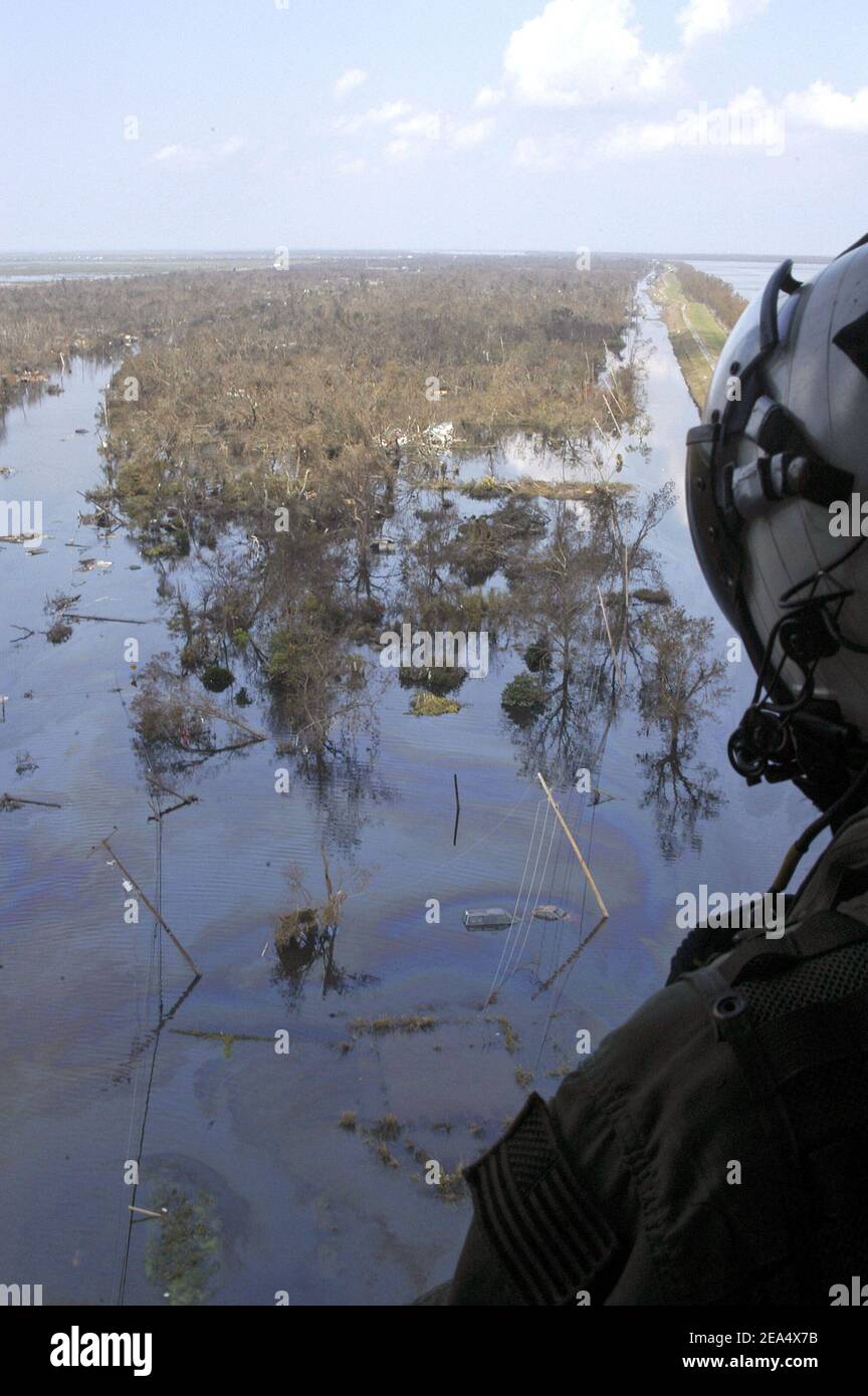 Un membre de l'équipage de l'Escadron de combat de la mer des hélicoptères Two Eight (HSC-28), regarde le paysage inondé à la recherche de survivants de l'ouragan Katrina, à la Nouvelle-Orléans, EN LOUISIANE, aux États-Unis, le 31 août 2005. Photo de Jeremy L. Grisham/USN via ABACAPRESS.COM Banque D'Images