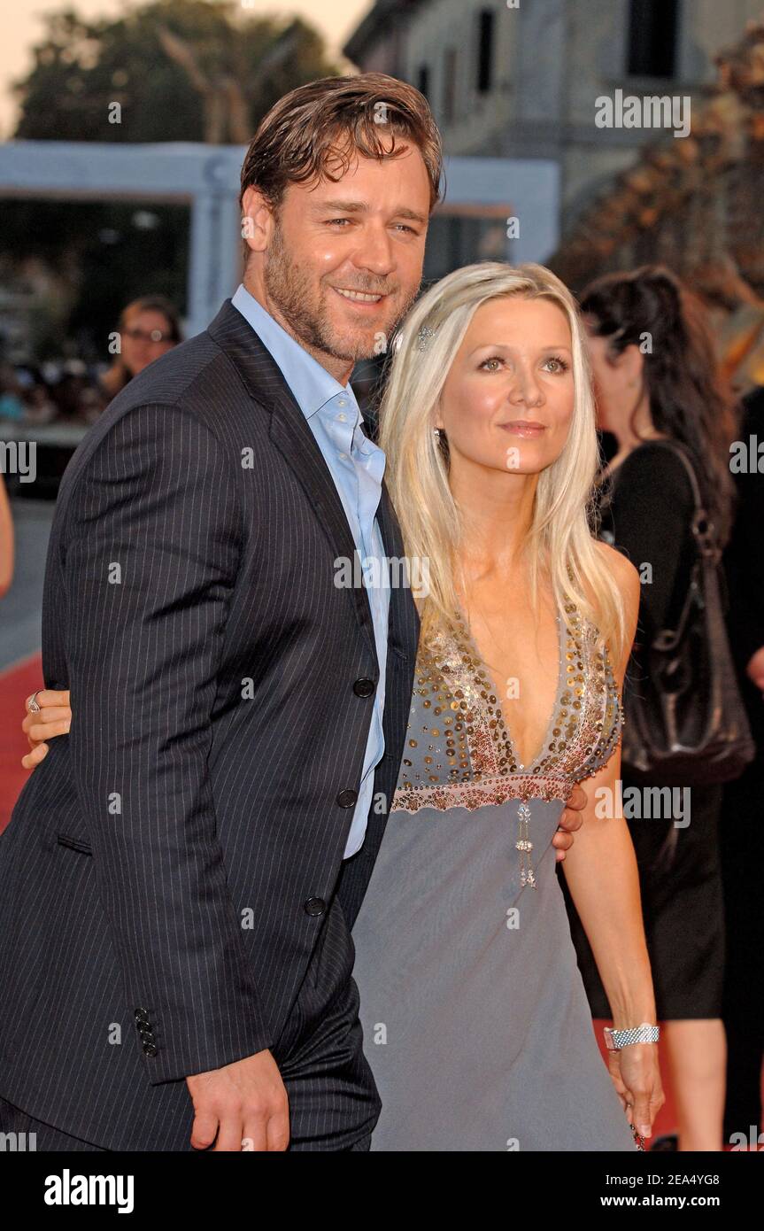 « Russell Crowe et son épouse Danielle Spencer assistent à la projection de « Cendrillon Man ». Venise, Italie, 5 septembre 2005. Photo de Lionel Hahn/ABACAPRESS.COM' Banque D'Images