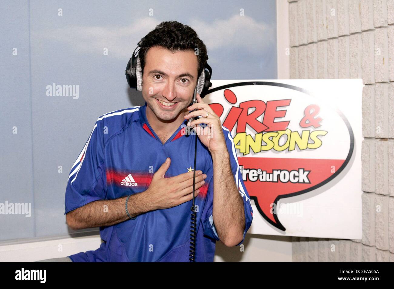 Exclusif. L'humoriste français Gerald Dahan pose pour notre photographe  dans le studio de radio 'Rire et chanson', à Paris, le 8 septembre 2005.  Gerald Dahan a joué un canular sur Zinedine Zidane.