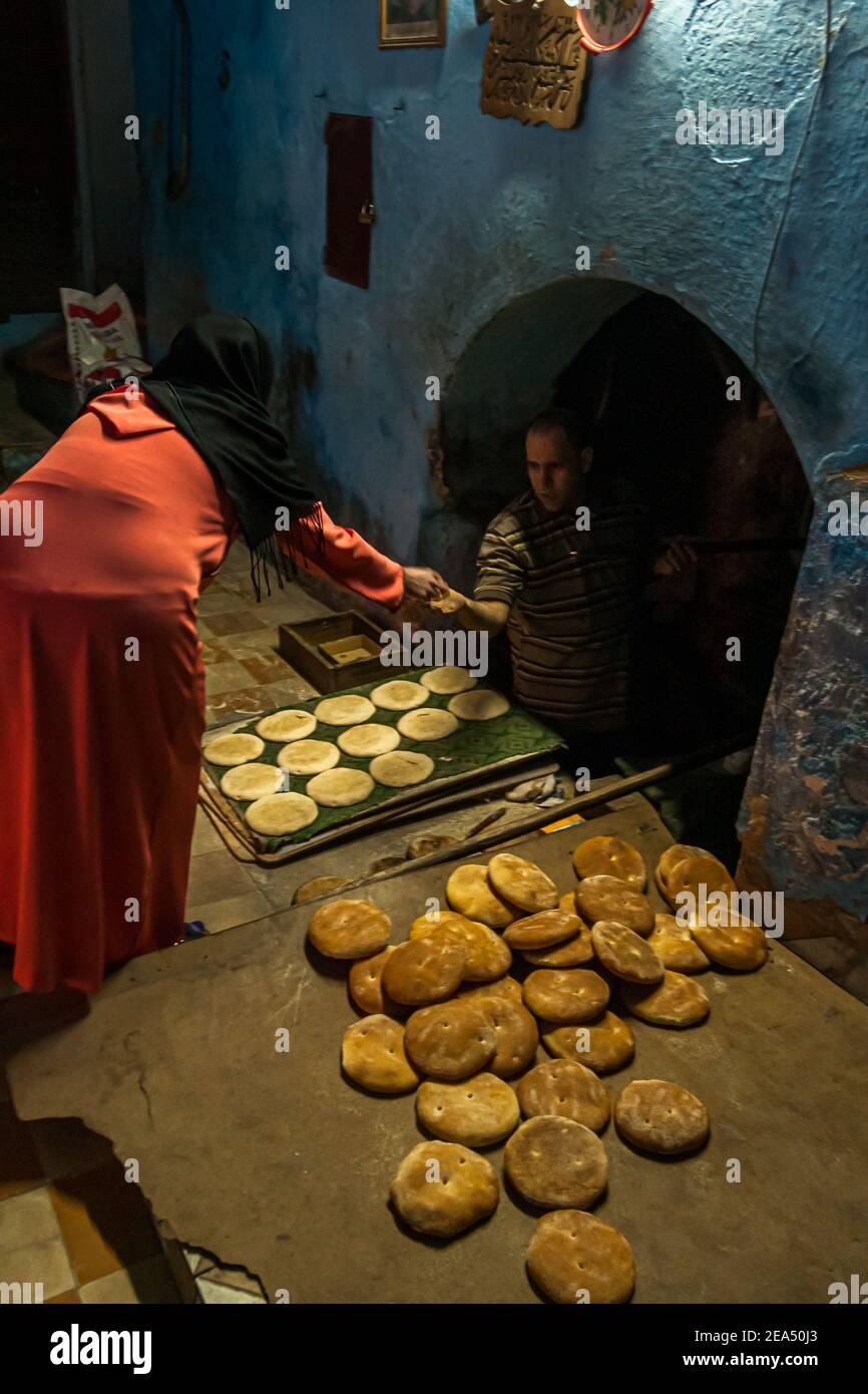 Le boulanger de la médina de Fès cuit les pains de pain des clients, Fès, Maroc Banque D'Images