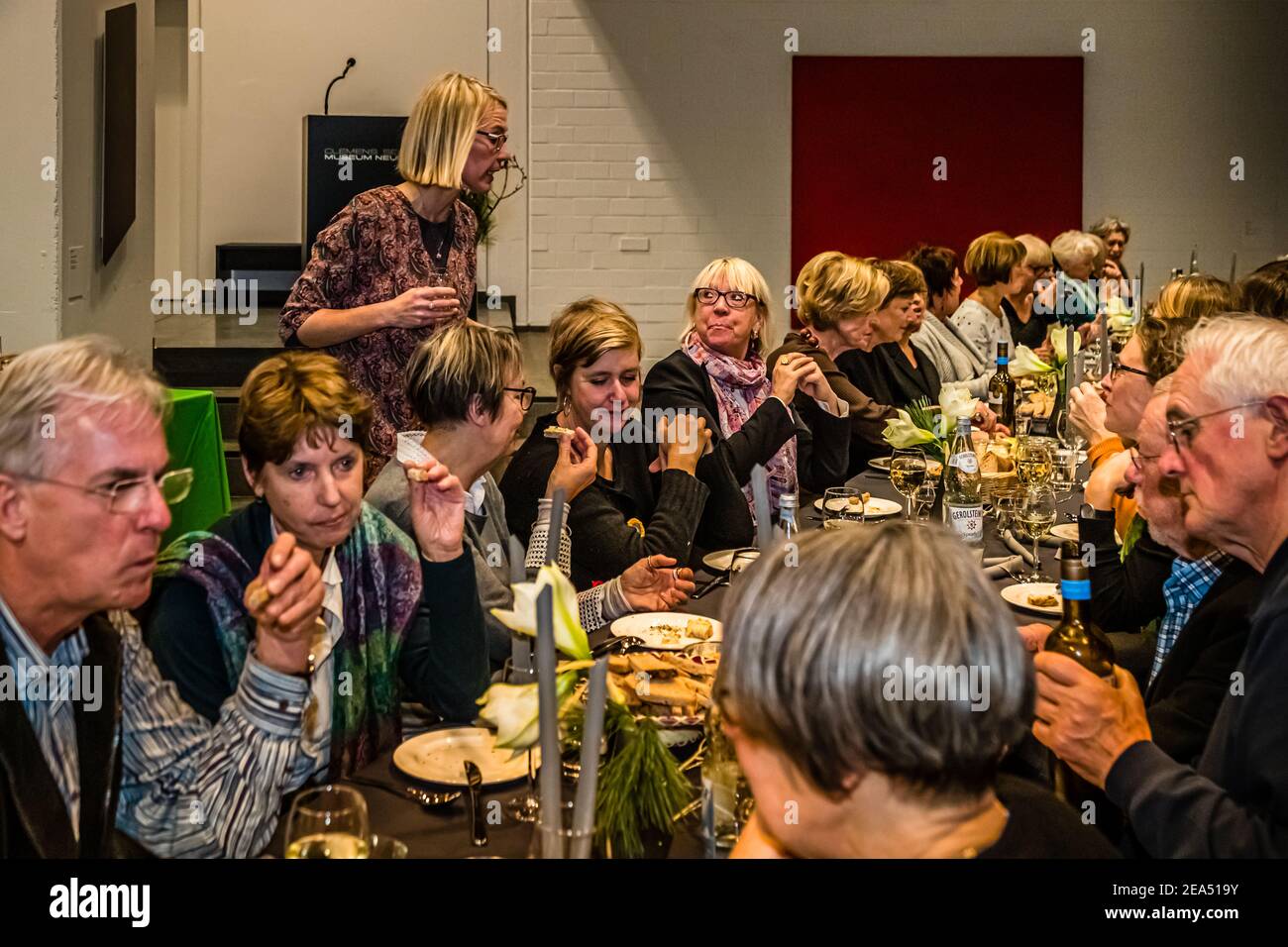 Art et cuisine. Délices culinaires comme association à une exposition d'art Banque D'Images