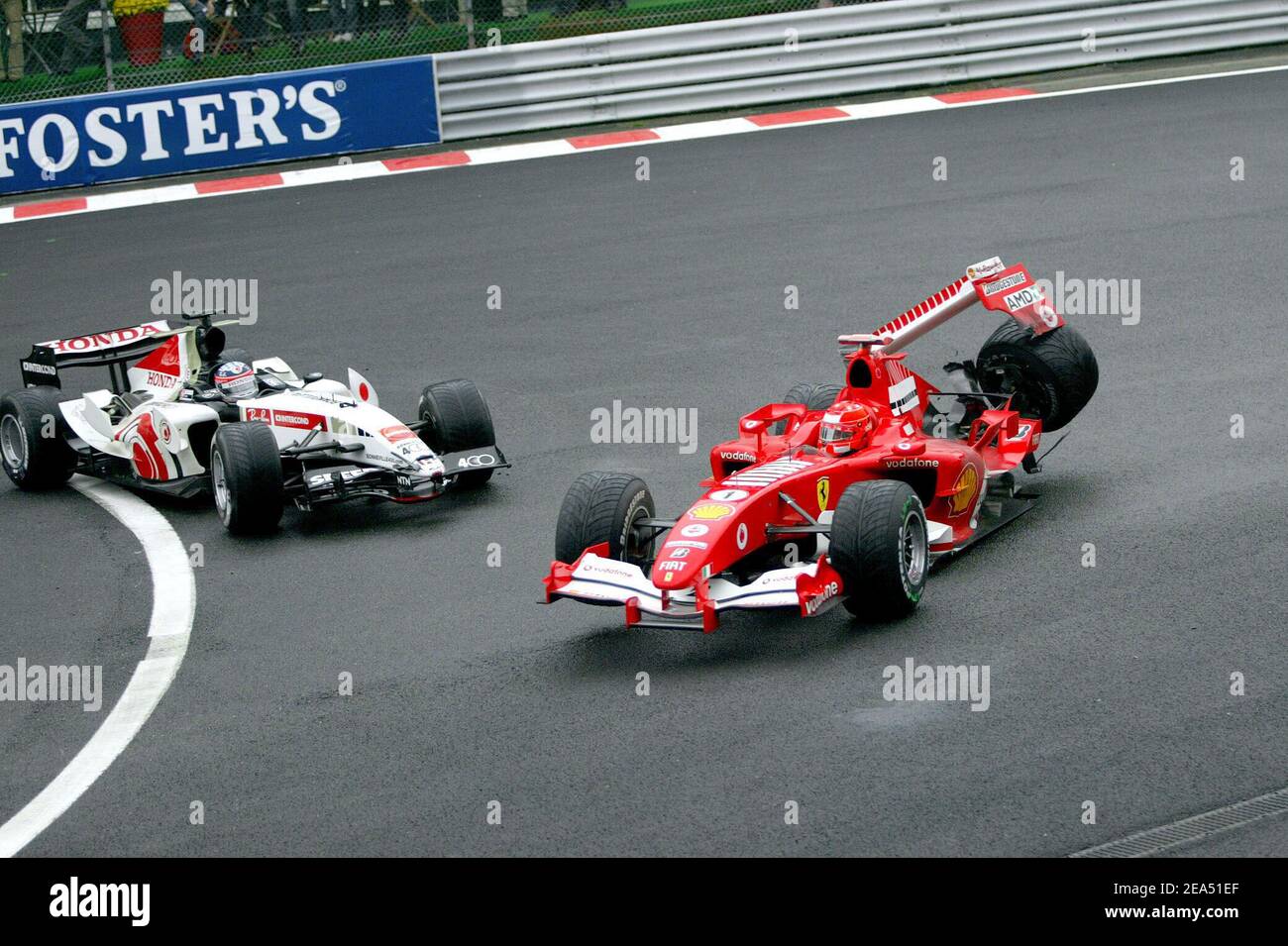 Le pilote allemand Michael Schumacher (Ferrari) s'est écrasé par le pilote japonais Takuma Sato (Bar Honda) lors du Grand Prix de Formule 1 sur le circuit de Spa Francorchamps, en Belgique, le 11 septembre 2005. Photo de Thierry Gromik/ABACAPRESS.COM Banque D'Images