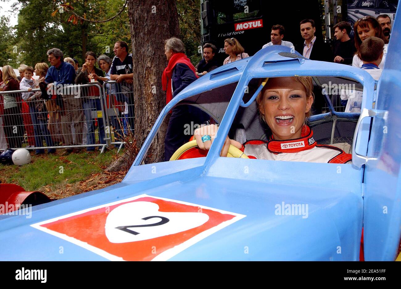 L'ancienne Miss France Elodie Gossuin participe à la tournée Toyota Aygo Celibrity dans le Parc National de Saint-Cloud, le 11 septembre 2005. Photo de Giancarlo Gorassini/ABACAPRESS.COM. Banque D'Images