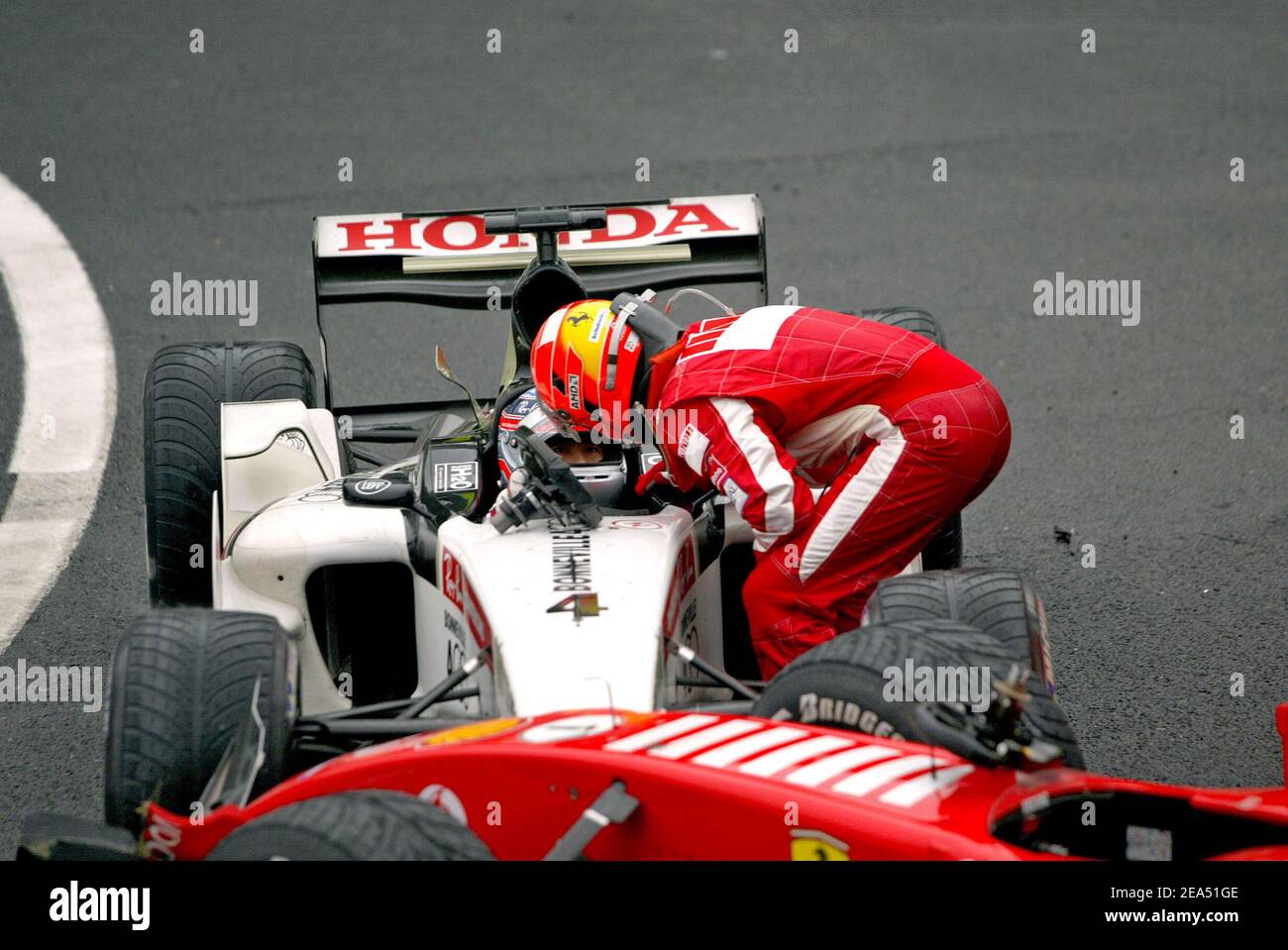 Le pilote allemand Michael Schumacher (Ferrari) s'est écrasé par le pilote japonais Takuma Sato (Bar Honda) lors du Grand Prix de Formule 1 sur le circuit de Spa Francorchamps, en Belgique, le 11 septembre 2005. Photo de Thierry Gromik/ABACAPRESS.COM Banque D'Images