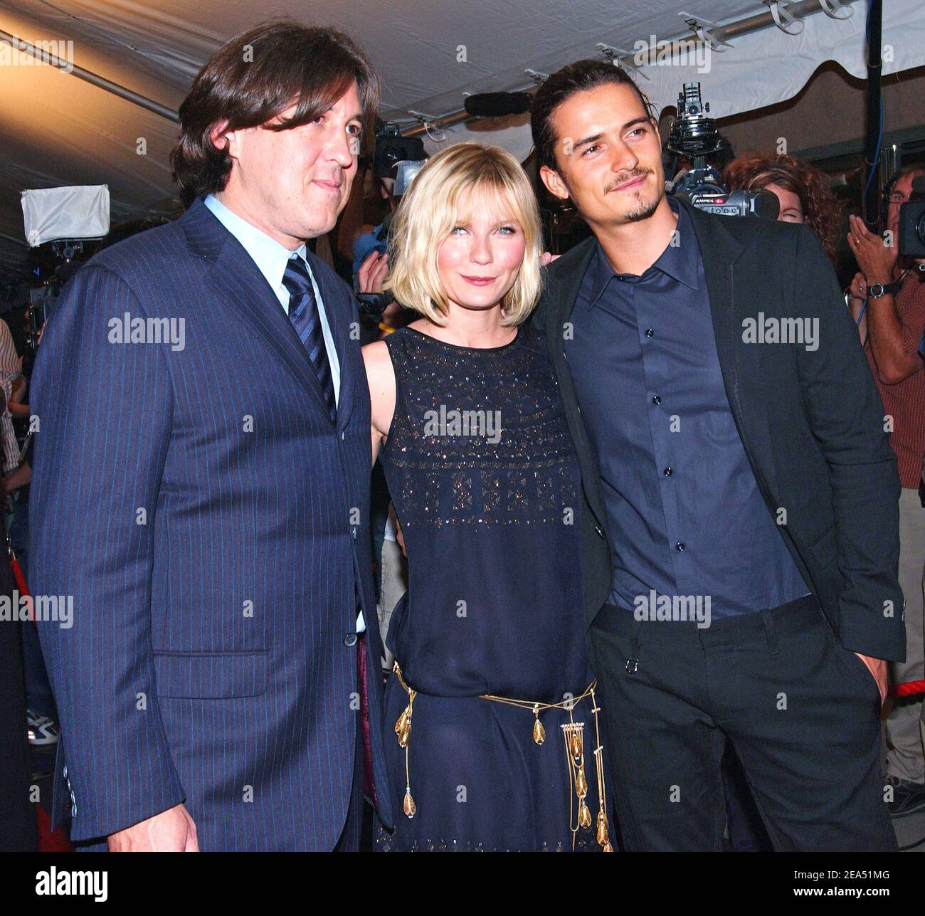 Cameron Crowe, Kirsten Dunst et Orlando Bloom arrivent à la première de « Elizabethtown » au Roy Thomson Hall, lors du Festival international du film de Toronto, à Toronto, au Canada, le 10 septembre 2005. Photo de Christine Chew/ABACAPRESS.COM Banque D'Images