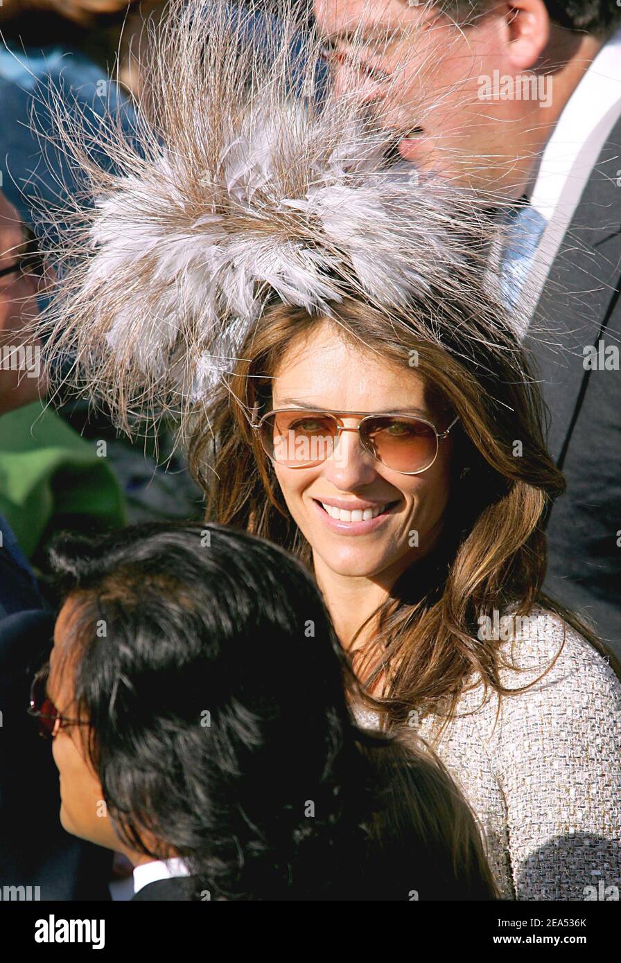 L'actrice et mannequin britannique Elizabeth Hurley et son petit ami Arun Nayar avec son fils Damian assistent au mariage de Delphine Arnault et Alessandro Gancia à Bazas, dans le sud-ouest de la France, le 17 septembre 2005.photo par ABACAPRESS.COM. Banque D'Images