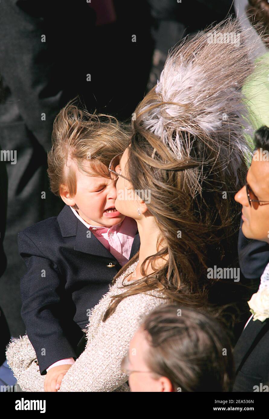 L'actrice et mannequin britannique Elizabeth Hurley et son petit ami Arun Nayar avec son fils Damian assistent au mariage de Delphine Arnault et Alessandro Gancia à Bazas, dans le sud-ouest de la France, le 17 septembre 2005. Photo par ABACAPRESS.COM. Banque D'Images