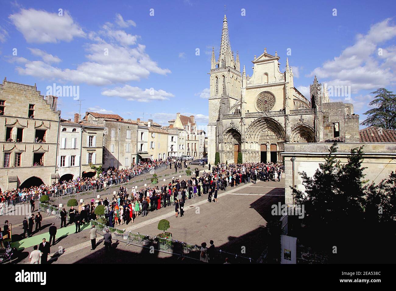 Mariage de Delphine Arnault et Alessandro Gancia à Bazas, dans le sud-ouest de la France, le 17 septembre 2005. Son père Bernard Arnault, C.E.O de LVMH Empire et sa femme Helene Mercier Arnault assistent au mariage. Photo par ABACAPRESS.COM Banque D'Images