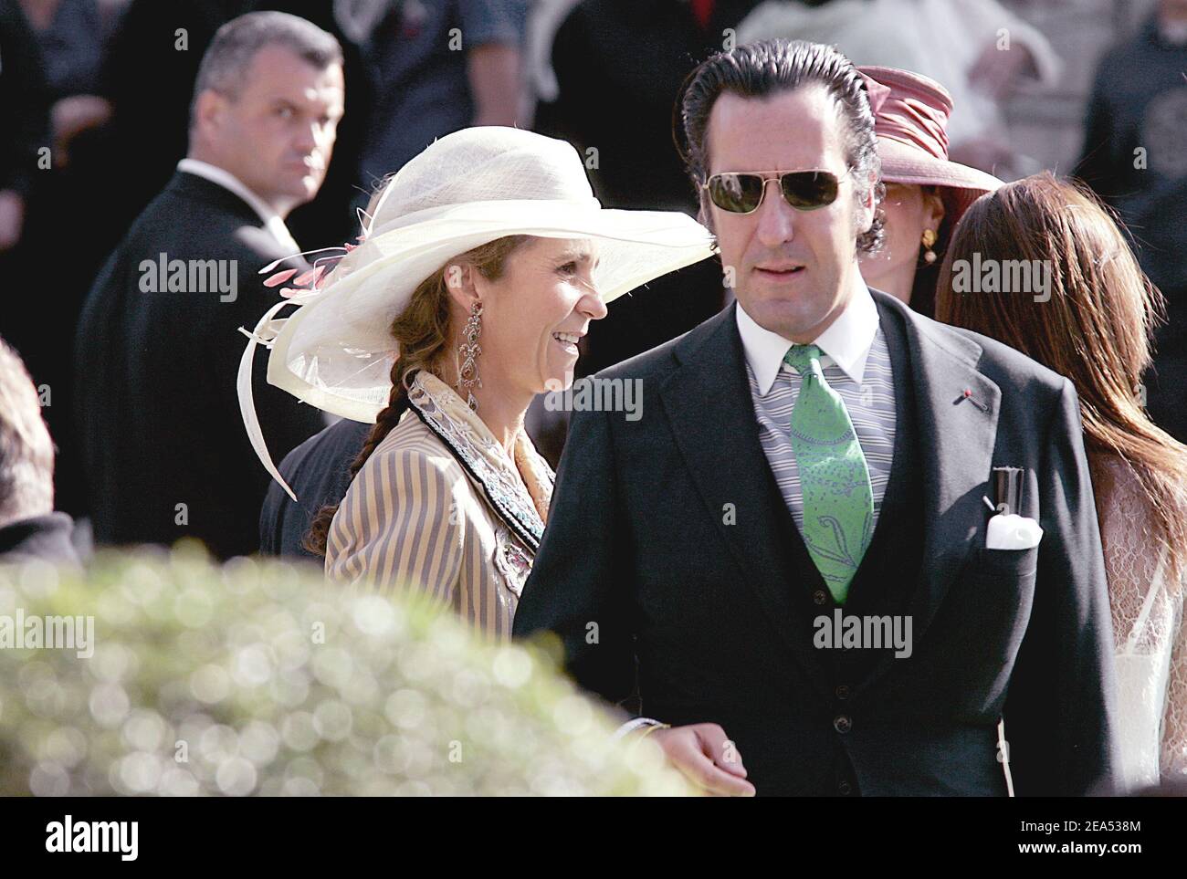 Infanta Elena d'Espagne et son mari Jaime de Marichalar assistent au mariage de Delphine Arnault et Alessandro Gancia à Bazas, dans le sud-ouest de la France, le 17 septembre 2005. Photo par ABACAPRESS.COM Banque D'Images