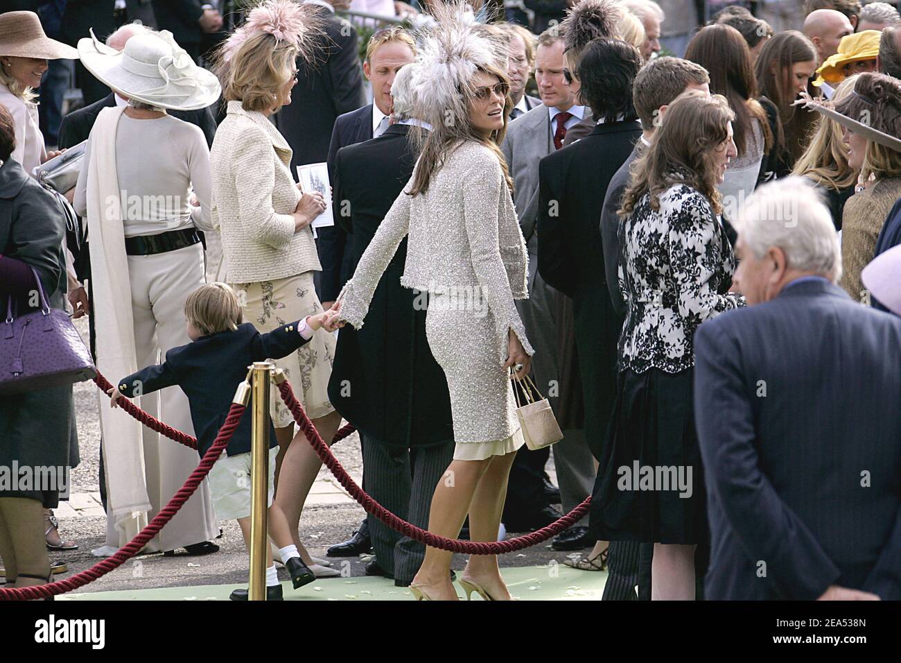 L'actrice et mannequin britannique Elizabeth Hurley et son petit ami Arun Nayar avec son fils Damian assistent au mariage de Delphine Arnault et Alessandro Gancia à Bazas, dans le sud-ouest de la France, le 17 septembre 2005. Photo par ABACAPRESS.COM. Banque D'Images