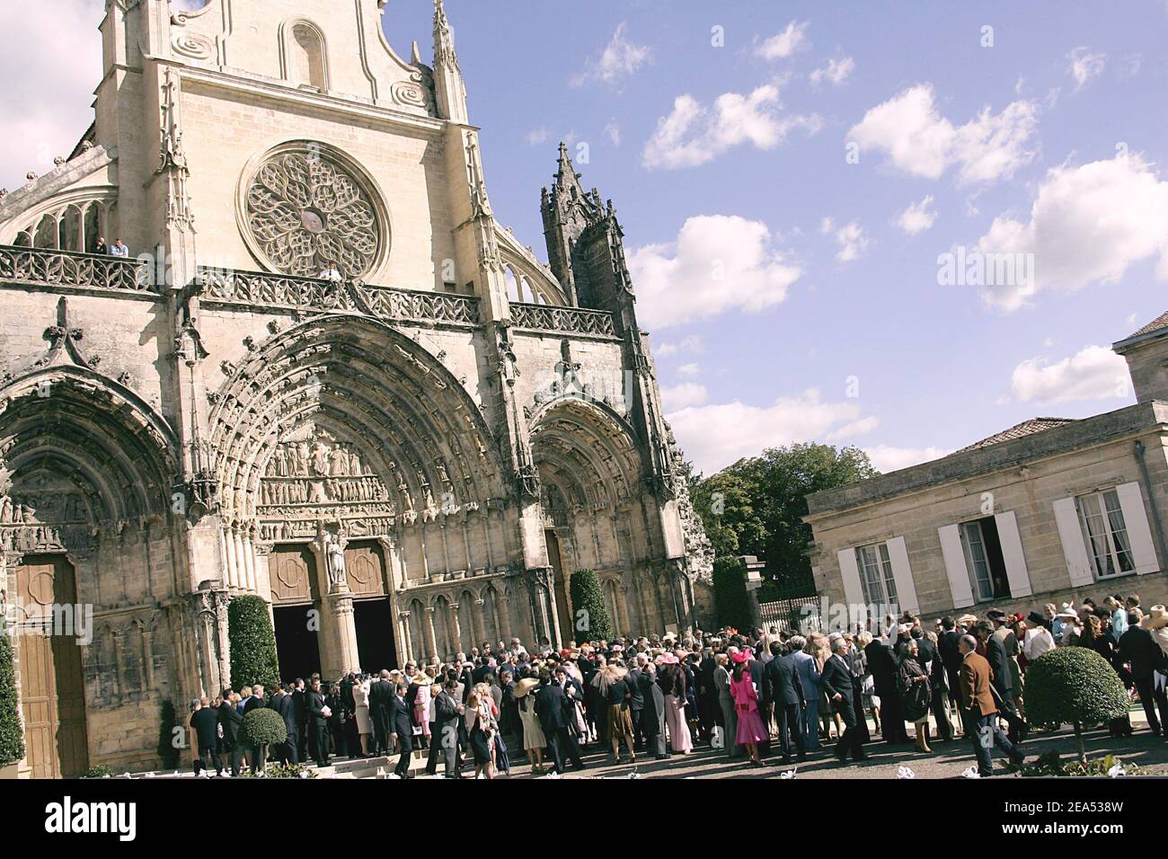 Mariage de Delphine Arnault et Alessandro Gancia à Bazas, dans le sud-ouest de la France, le 17 septembre 2005. Son père Bernard Arnault, C.E.O de LVMH Empire et sa femme Helene Mercier Arnault assistent au mariage. Photo par ABACAPRESS.COM. Banque D'Images