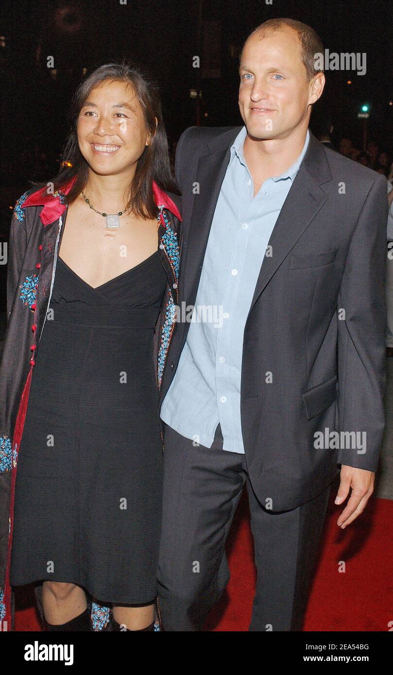 Woody Harrelson, membre du casting, et sa femme Laura Louie arrivent à la première du prix « The Prize Winner of Defiance, Ohio » qui s'est tenue au théâtre Loews Lincoln Square à New York, le lundi 19 septembre 2005. Photo de Nicolas Khayat/ABACAPRESS.COM Banque D'Images