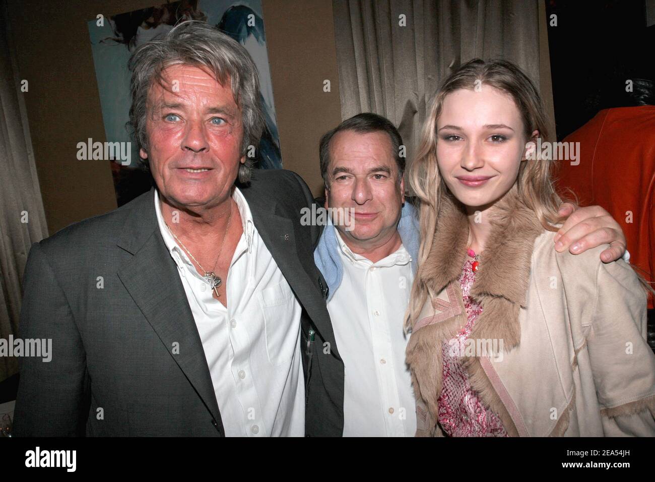 L'acteur français Alain Delon, parrain du mag 'Paru-vendu' français pose avec Paul-Loup Sulitzer et sa petite amie Eva Kowalewska lors de la célébration du premier anniversaire de 'Paru-vendu' au Club de l'Etoile à Paris, en France, le 19 septembre 2005. Photo de Benoit Pinguet/ABACAPRESS.COM. Banque D'Images