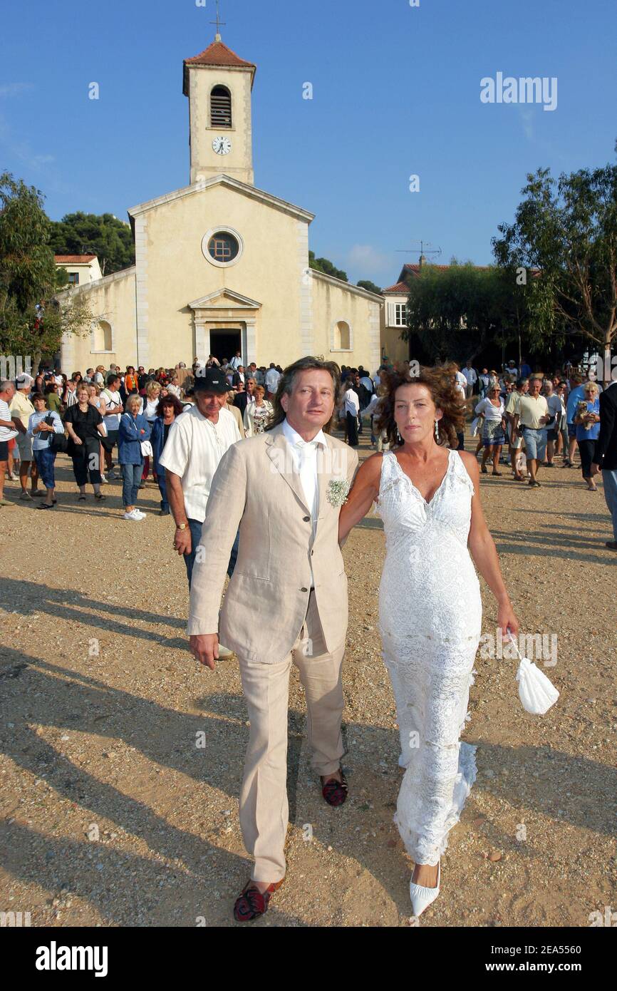 La yachteure française Florence Arthaud célèbre son mariage religieux avec Eric Charpentier dans la petite église de l'île de Porquerolles, dans le sud de la France, le 24 septembre 2005. Photo de Gerald Holubowicz/ABACAPRESS.COM Banque D'Images