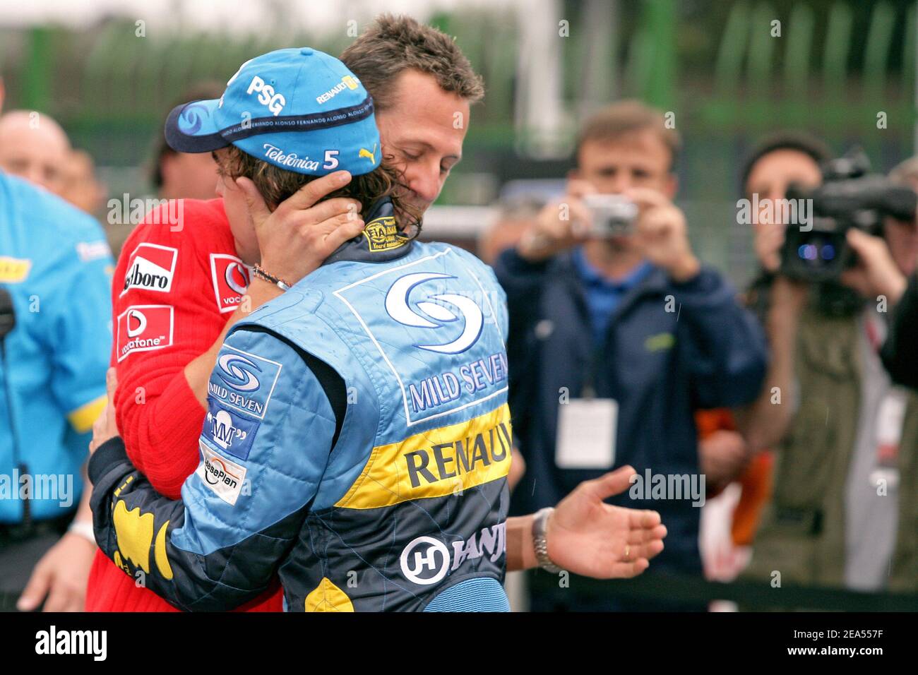 Fernando Alonso, pilote de Formule 1 espagnol de 24 ans, de Renault Team, a été couronné à Interlagos, au Brésil, le plus jeune champion du monde moins de 6 ans il a assisté à sa première course de Formule 1 le 25 septembre 2005. Alonso a félicité Michael Schumacher, pilote de F1 chez Ferrari. Photo de Nebinger-Gromik/ABACAPRESS.COM. Banque D'Images