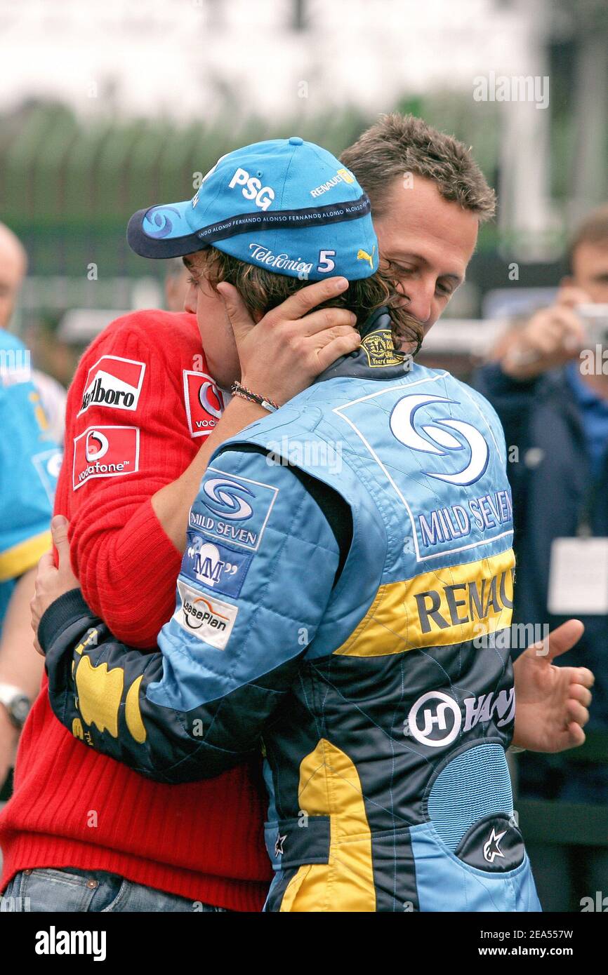 Fernando Alonso, pilote de Formule 1 espagnol de 24 ans, de Renault Team, a été couronné à Interlagos, au Brésil, le plus jeune champion du monde moins de 6 ans il a assisté à sa première course de Formule 1 le 25 septembre 2005. Alonso a félicité Michael Schumacher, pilote de F1 chez Ferrari. Photo de Nebinger-Gromik/ABACAPRESS.COM. Banque D'Images