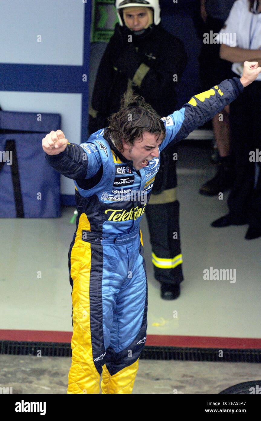 Fernando Alonso, pilote de Formule 1 espagnol de 24 ans, de Renault Team, a été couronné à Interlagos, au Brésil, le plus jeune champion du monde moins de 6 ans il a assisté à sa première course de Formule 1 le 25 septembre 2005. Photo de Gromik/Nebinger/ABACAPRESS.COM Banque D'Images