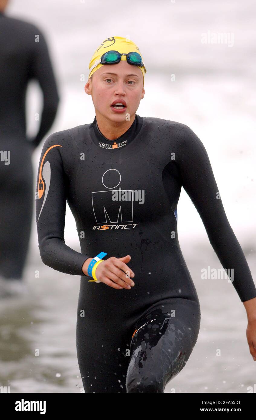 Estella Warren participe au 19e Triathlon annuel de Nautica Malibu au profit de la Elizabeth Glaser Pediatric AIDS Foundation, Zuma Beach, Malibu, Los Angeles, le 25 septembre 2005. Photo de Lionel Hahn/ABACAPRESS.COM Banque D'Images