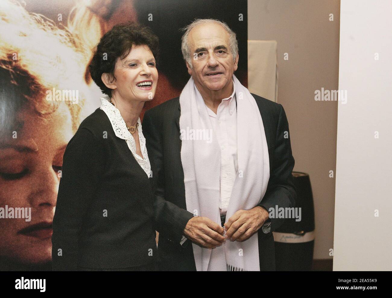 Le journaliste français Jean-Pierre Elkabbach et son épouse auteur Nicole  avril assistent à la première du film de Patrice Chereau 'Gabrielle', qui  s'est tenu au cinéma Arlequin à Paris, en France, le