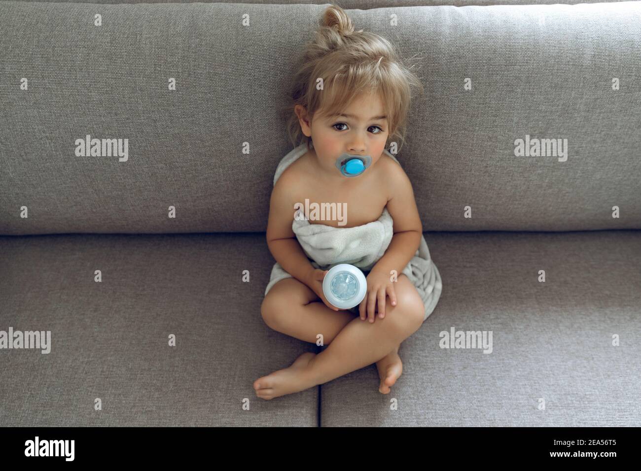 Mignon Petit Bebe Avec Plaisir Passer Du Temps A La Maison S Asseoir Sur La Table Preparation D Un Repas Lait Pour Bebe Bebes Biologiques Sains Nutrition Photo Stock Alamy