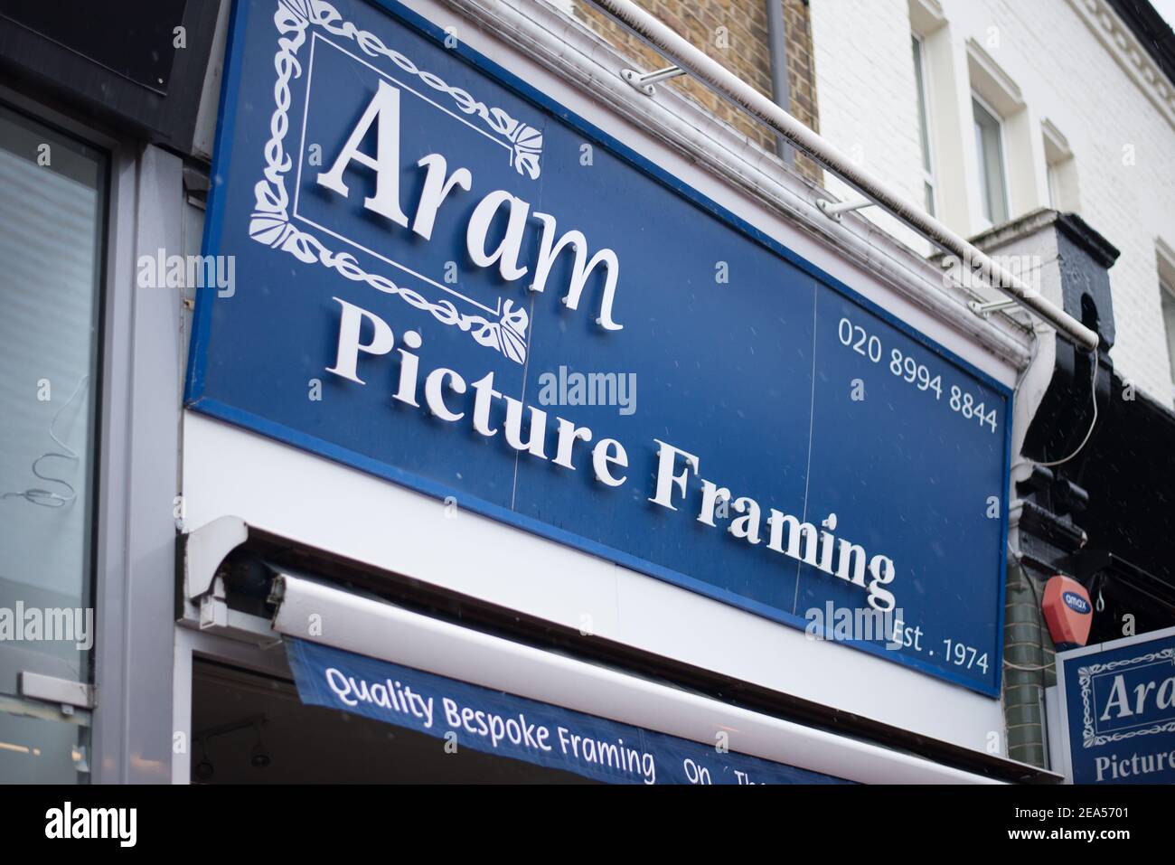 Logo Boutique enseigne magasin avant marque Aram haute qualité cadrage d'image, 8 Turnham Green Terrace, Chiswick, Londres W4 1QP Banque D'Images