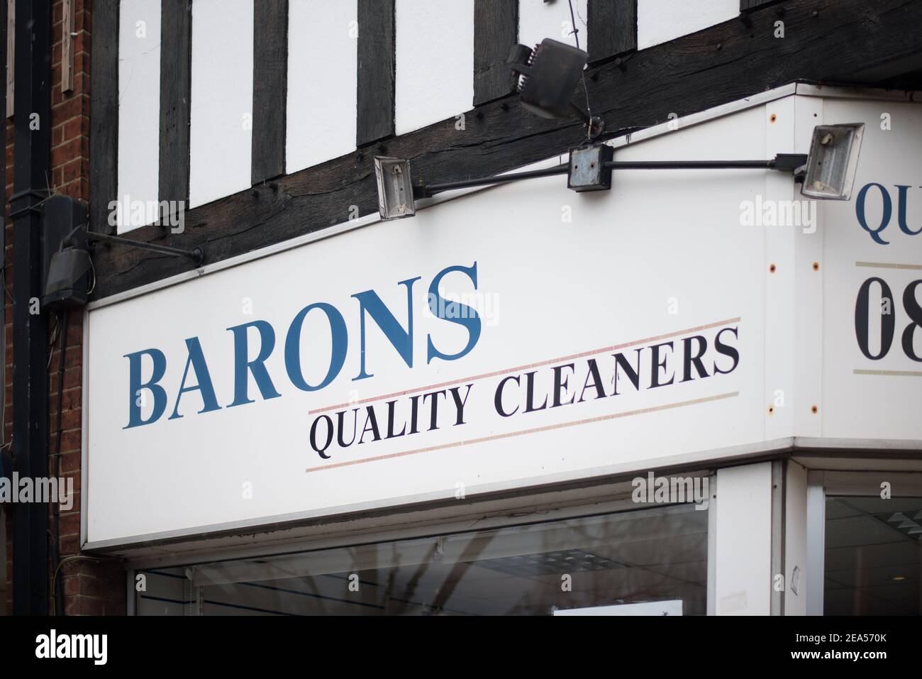 Logo enseigne magasin avant de marque nettoyants à sec barons nettoyants à sec, 2 Turnham Green Terrace, Chiswick, Londres W4 1QP Banque D'Images