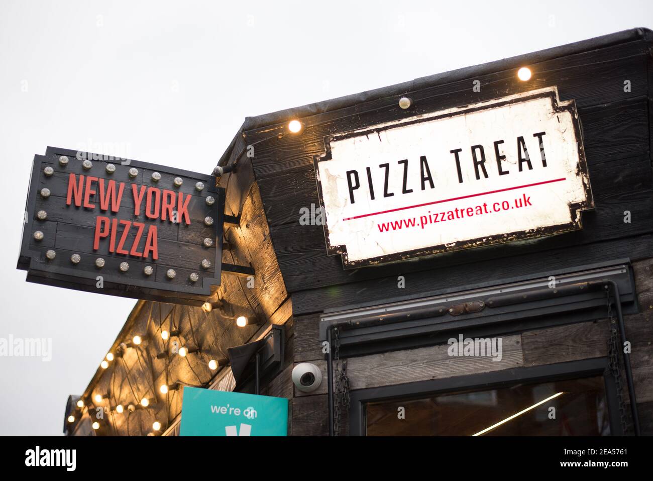 Logo Boutique enseigne magasin avant de la marque Takeaway Restaurant Treat New York Pizza, 63 Turnham Green Terrace, Chiswick, Londres W4 1RP Banque D'Images