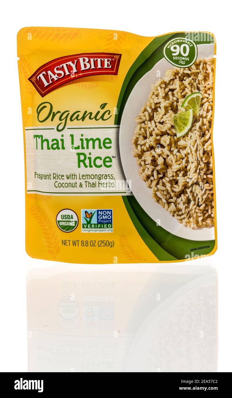 Winneconne, WI -30 janvier 2021 : un paquet de délicieux en-cas de riz biologique à la chaux thaïlandaise sur un fond isolé. Banque D'Images